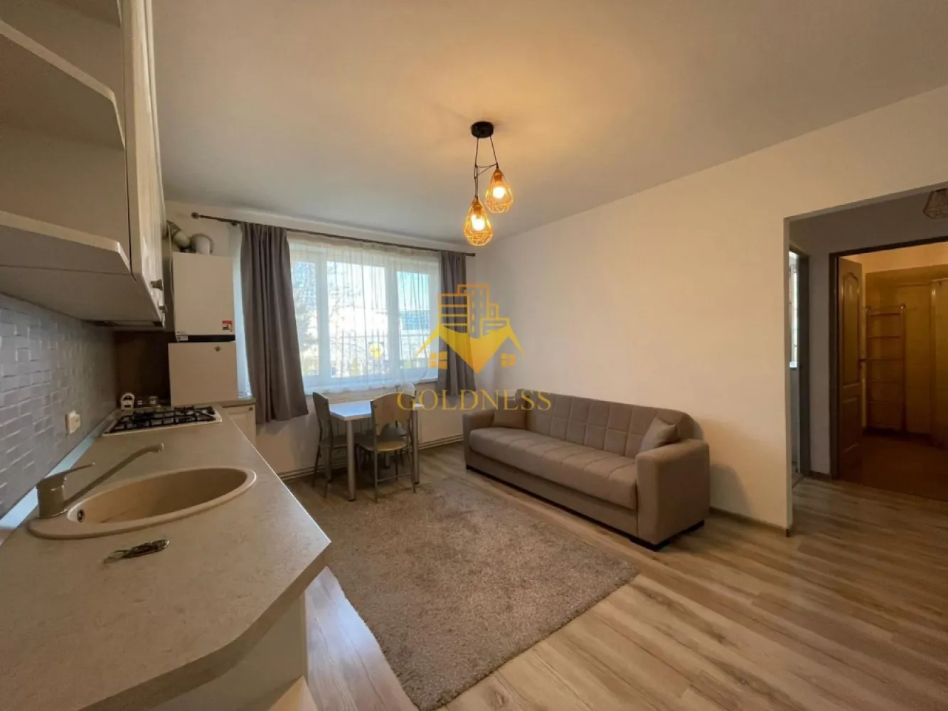 3 camere, 1/4, modern, parcare, Gheorgheni Zona Iulius Mall, FSEGA - GOLDNESS Imobiliare vă propune spre închiriere un apartament cu 3 camere complet mobilat și utilat, la etajul 1 într-un imobil de 4 etaje, în Cartierul Gheorgheni. Se poate inchiria parcare cu 50 euro! Se află în apropierea stațiilor de transport în comun, magazine, restaurante, spații verzi, farmacii, etc. Apartamentul este compartimentat astfel: - dormitor cu pat matrimonial, dressing, noptiere - dormitor cu pat matrimonial, dulap pentru haine, noptiere - living cu bucatarie open space complet utilată și mobilată, canapea extensibilă, loc de servit masa - baie cu cabina de dus, calorifer port prosop și dulap pentru depozitare. - balcon de 4 mp. Imobilul este dotat cu toate cele necesare- centrală proprie, frigider, aragaz, hotă, mașină de spălat haine, etc. Dacă sunteți interesați de acest apartament și doriți să îl vizionați, dar și pentru alte oferte nu ezitați să ne contactați telefonic sau prin e-mail. Vă stăm la dispoziție! Pentru intermediere se percepe un comision de 50% din prețul chiriei! }}