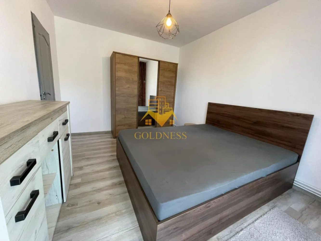 3 camere, 1/4, modern, parcare, Gheorgheni Zona Iulius Mall, FSEGA - GOLDNESS Imobiliare vă propune spre închiriere un apartament cu 3 camere complet mobilat și utilat, la etajul 1 într-un imobil de 4 etaje, în Cartierul Gheorgheni. Se poate inchiria parcare cu 50 euro! Se află în apropierea stațiilor de transport în comun, magazine, restaurante, spații verzi, farmacii, etc. Apartamentul este compartimentat astfel: - dormitor cu pat matrimonial, dressing, noptiere - dormitor cu pat matrimonial, dulap pentru haine, noptiere - living cu bucatarie open space complet utilată și mobilată, canapea extensibilă, loc de servit masa - baie cu cabina de dus, calorifer port prosop și dulap pentru depozitare. - balcon de 4 mp. Imobilul este dotat cu toate cele necesare- centrală proprie, frigider, aragaz, hotă, mașină de spălat haine, etc. Dacă sunteți interesați de acest apartament și doriți să îl vizionați, dar și pentru alte oferte nu ezitați să ne contactați telefonic sau prin e-mail. Vă stăm la dispoziție! Pentru intermediere se percepe un comision de 50% din prețul chiriei! }}