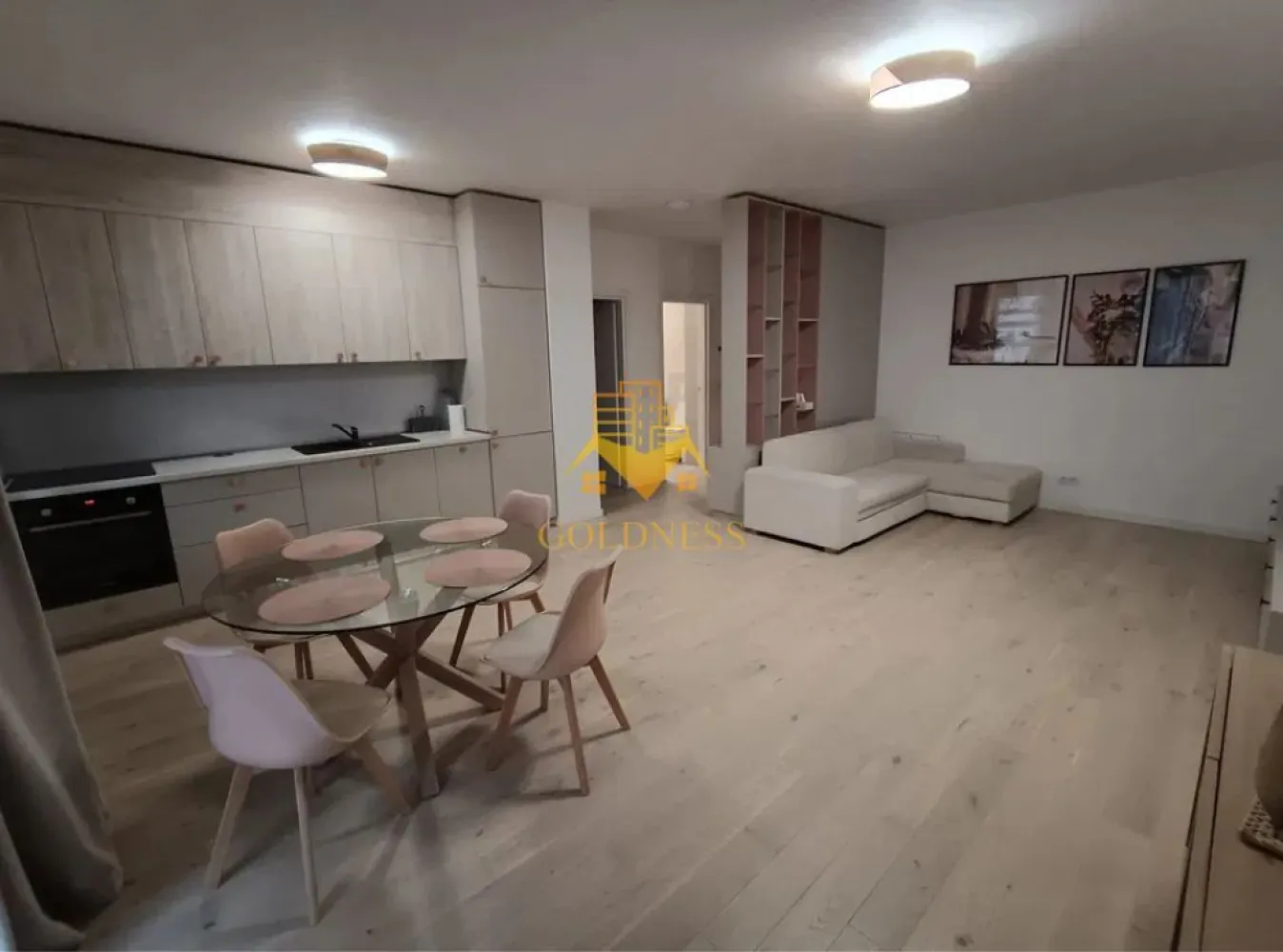 2 camere, modern, garaj,AC,bloc nou, zona Centrala, Record Park, Paris - GOLDNESS Imobiliare vă propune spre închiriere un apartament cu 2 camere complet mobilat și utilat, la etajul 2 într-un imobil de 6 etaje, în zona Centrala. Dispune de loc de parcare subterana ! Se află în apropierea stațiilor de transport în comun, magazine, restaurante, spații verzi, farmacii, etc. Apartamentul este compartimentat astfel: - dormitor cu pat matrimonial, dressing, noptiere - living cu bucatarie open space complet utilată, canapea extensibilă, loc de servit masa - baie cu cada, calorifer port prosop și dulap pentru depozitare. - terasa de 10 mp. Imobilul este dotat cu toate cele necesare- centrală proprie, mașină de spălat haine, frigider, plită electrică, hotă, etc. Dacă sunteți interesați de acest apartament și doriți să îl vizionați, dar și pentru alte oferte nu ezitați să ne contactați telefonic sau prin e-mail. Vă stăm la dispoziție! Pentru intermediere se percepe un comision de 50% din prețul chiriei! }}