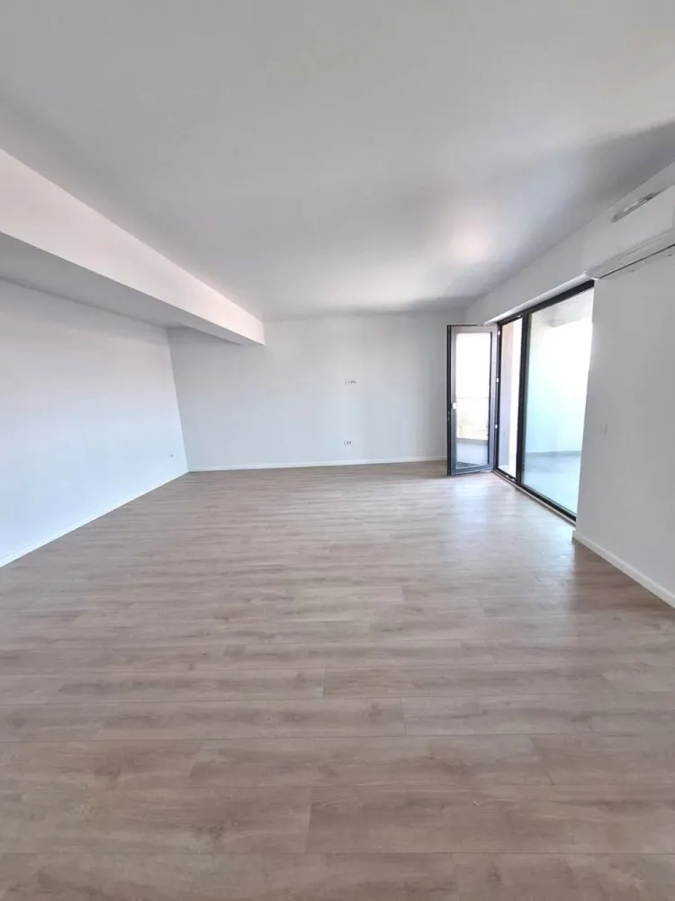 Vanzare - apartament cu 2 camere, complex Flamingo - bloc nou - Vânzare apartament cu 2 camere în complex Flamingo! Preț: 120.000 euro Descriere: Descopera o oportunitate excelentă de a achiziționa un apartament modern cu 2 camere, situat în complexul Flamingo, la etajul 6. Apartamentul are o suprafață de 72,8 mp și include un balcon, fiind ideal pentru confortul dumneavoastră. Finisajele sunt moderne, oferindu-i un aspect elegant și primitor. Caracteristici principale: - Suprafață: 72,8 mp - Etaj: 6 - 2 camere - Balcon - Finisaje moderne - Situat în zona foarte bună, aproape de: - Liceul Sf. Maria - Magazin Penny - Secția nr. 2 Poliție - Centru Medical Remenix Această ofertă este prezentată de agenția Mag Invest și reprezintă o opțiune perfectă pentru cei care doresc să locuiască într-o zonă centrală, cu facilități la îndemână. Pentru mai multe informații sau pentru programarea unei vizionări, nu ezitați să ne contactați! Mag Invest – Partenerul dumneavoastră în imobiliare! - contact 0746.252.252 }}