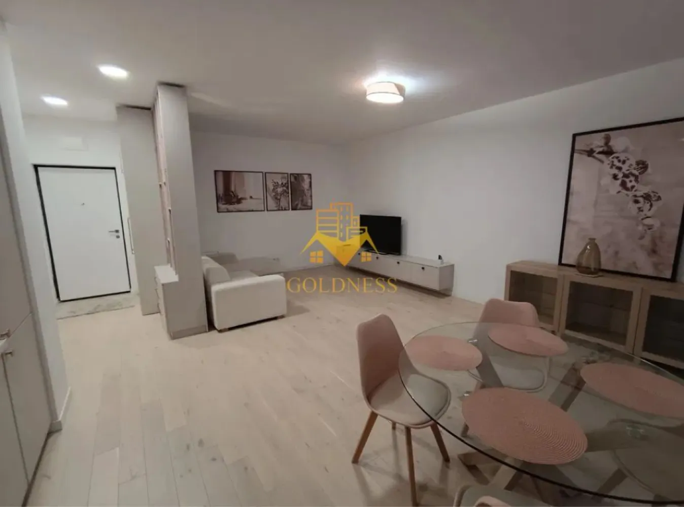2 camere, modern, garaj,AC,bloc nou, zona Centrala, Record Park, Paris - GOLDNESS Imobiliare vă propune spre închiriere un apartament cu 2 camere complet mobilat și utilat, la etajul 2 într-un imobil de 6 etaje, în zona Centrala. Dispune de loc de parcare subterana ! Se află în apropierea stațiilor de transport în comun, magazine, restaurante, spații verzi, farmacii, etc. Apartamentul este compartimentat astfel: - dormitor cu pat matrimonial, dressing, noptiere - living cu bucatarie open space complet utilată, canapea extensibilă, loc de servit masa - baie cu cada, calorifer port prosop și dulap pentru depozitare. - terasa de 10 mp. Imobilul este dotat cu toate cele necesare- centrală proprie, mașină de spălat haine, frigider, plită electrică, hotă, etc. Dacă sunteți interesați de acest apartament și doriți să îl vizionați, dar și pentru alte oferte nu ezitați să ne contactați telefonic sau prin e-mail. Vă stăm la dispoziție! Pentru intermediere se percepe un comision de 50% din prețul chiriei! }}