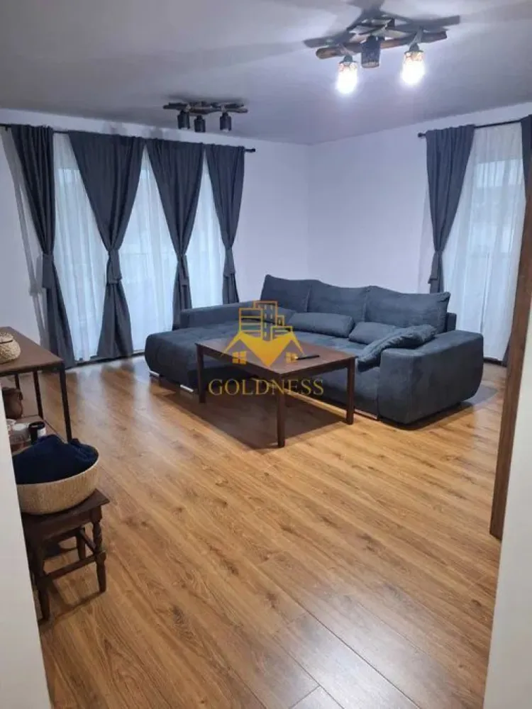 2 camere decomandate, Modern, Parcare, Eroilor Residence, Floresti - GOLDNESS Imobiliare vă propune spre închiriere un apartament cu 2 camere complet mobilat și utilat, la etajul 4 într-un imobil de 8 etaje, situat in Floresti. Dispune de loc de parcare subterana! Se află în apropierea stațiilor de transport în comun, magazine, restaurante, spații verzi, farmacii, etc. Apartamentul este compartimentat astfel: - dormitor cu pat matrimonial, dressing, noptiere - living cu canapea extensibila, comoda tv, dressing, televizor - bucatarie complet utilată și mobilată, loc de servit masa - baie cu cabina de dus, calorifer port prosop și dulap pentru depozitare. - terasa de 26 mp. Imobilul este dotat cu toate cele necesare- centrală proprie, frigider, aragaz, hotă, mașină de spălat haine si vase,etc. Dacă sunteți interesați de acest apartament și doriți să îl vizionați, dar și pentru alte oferte nu ezitați să ne contactați telefonic sau prin e-mail. Vă stăm la dispoziție! Pentru intermediere se percepe un comision de 50% din prețul chiriei! }}