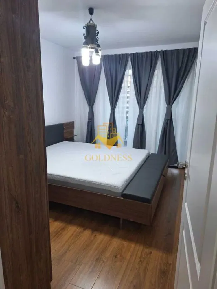2 camere decomandate, Modern, Parcare, Eroilor Residence, Floresti - GOLDNESS Imobiliare vă propune spre închiriere un apartament cu 2 camere complet mobilat și utilat, la etajul 4 într-un imobil de 8 etaje, situat in Floresti. Dispune de loc de parcare subterana! Se află în apropierea stațiilor de transport în comun, magazine, restaurante, spații verzi, farmacii, etc. Apartamentul este compartimentat astfel: - dormitor cu pat matrimonial, dressing, noptiere - living cu canapea extensibila, comoda tv, dressing, televizor - bucatarie complet utilată și mobilată, loc de servit masa - baie cu cabina de dus, calorifer port prosop și dulap pentru depozitare. - terasa de 26 mp. Imobilul este dotat cu toate cele necesare- centrală proprie, frigider, aragaz, hotă, mașină de spălat haine si vase,etc. Dacă sunteți interesați de acest apartament și doriți să îl vizionați, dar și pentru alte oferte nu ezitați să ne contactați telefonic sau prin e-mail. Vă stăm la dispoziție! Pentru intermediere se percepe un comision de 50% din prețul chiriei! }}