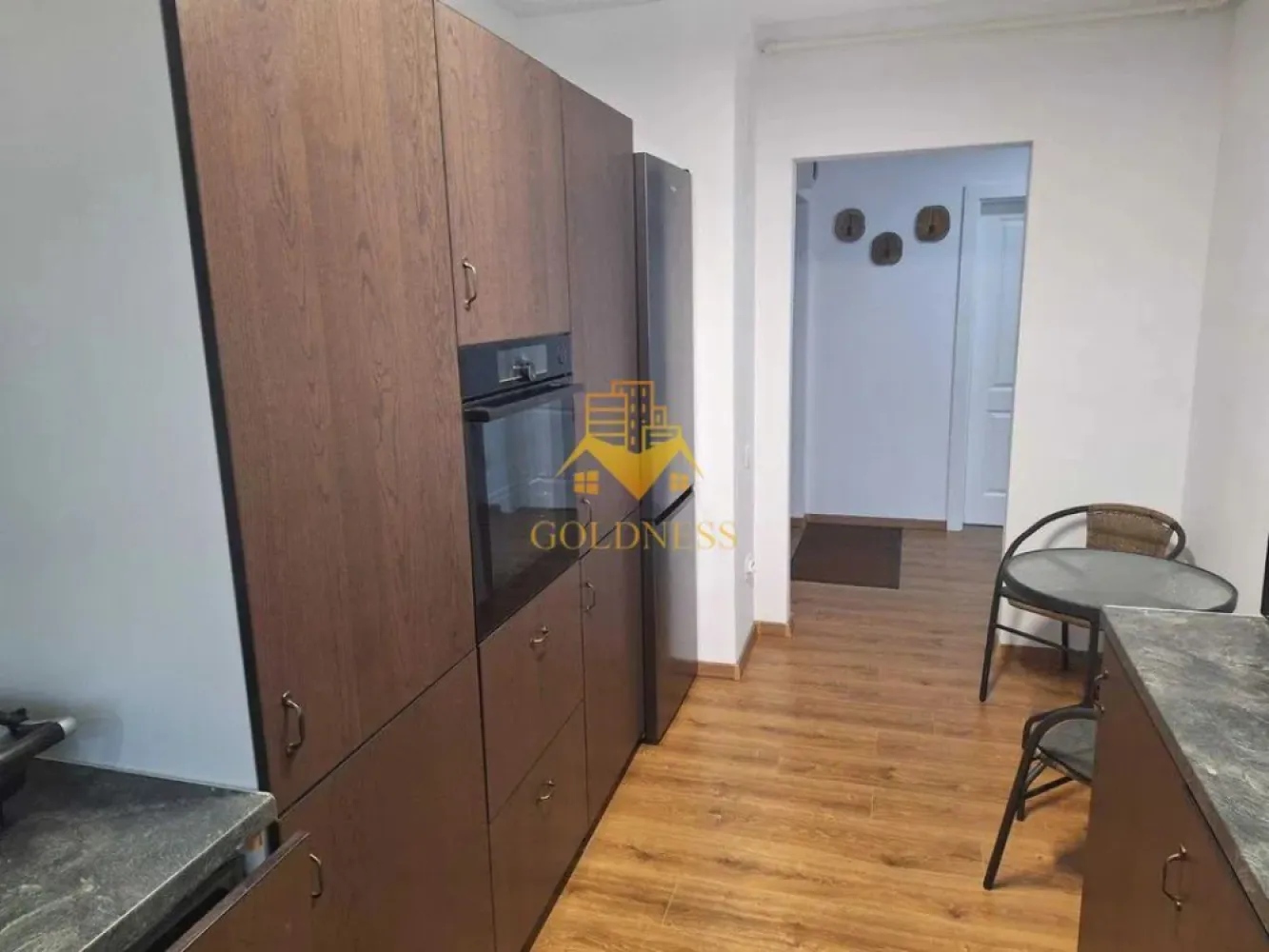 2 camere decomandate, Modern, Parcare, Eroilor Residence, Floresti - GOLDNESS Imobiliare vă propune spre închiriere un apartament cu 2 camere complet mobilat și utilat, la etajul 4 într-un imobil de 8 etaje, situat in Floresti. Dispune de loc de parcare subterana! Se află în apropierea stațiilor de transport în comun, magazine, restaurante, spații verzi, farmacii, etc. Apartamentul este compartimentat astfel: - dormitor cu pat matrimonial, dressing, noptiere - living cu canapea extensibila, comoda tv, dressing, televizor - bucatarie complet utilată și mobilată, loc de servit masa - baie cu cabina de dus, calorifer port prosop și dulap pentru depozitare. - terasa de 26 mp. Imobilul este dotat cu toate cele necesare- centrală proprie, frigider, aragaz, hotă, mașină de spălat haine si vase,etc. Dacă sunteți interesați de acest apartament și doriți să îl vizionați, dar și pentru alte oferte nu ezitați să ne contactați telefonic sau prin e-mail. Vă stăm la dispoziție! Pentru intermediere se percepe un comision de 50% din prețul chiriei! }}