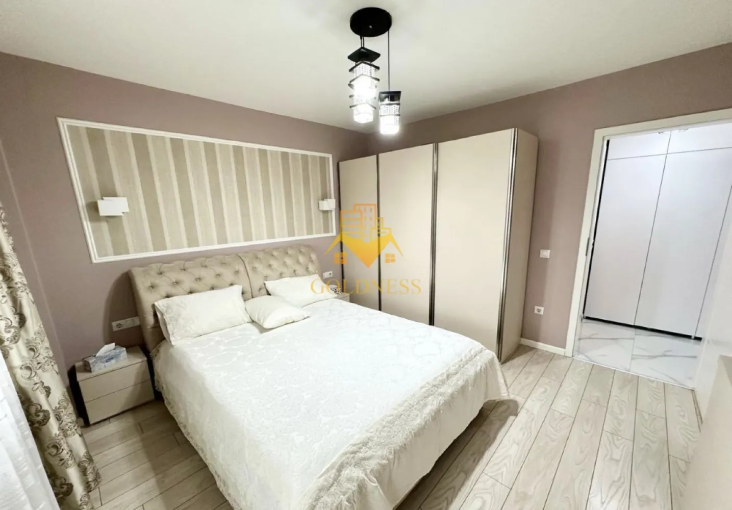 2 camere decomandate, Piata Marasti, Dorobantilor, OMV - GOLDNESS Imobiliare vă propune spre închiriere un apartament cu 2 camere complet mobilat și utilat, la etajul 1 într-un imobil de 10 etaje, în Cartierul Marasti. Se poate parca prin zona. Se află în apropierea stațiilor de transport în comun, magazine, restaurante, spații verzi, farmacii, etc. Apartamentul este compartimentat astfel: - dormitor cu pat matrimonial, dressing, noptiere - living cu canapea extensibila, - bucatarie complet utilată și mobilată, loc de servit masa - baie cu cabina de dus, calorifer port prosop și dulap pentru depozitare. - balcon de 6 mp. Imobilul este dotat cu toate cele necesare- centrală proprie, frigider, aragaz, hotă, mașină de spălat haine, etc. Dacă sunteți interesați de acest apartament și doriți să îl vizionați, dar și pentru alte oferte nu ezitați să ne contactați telefonic sau prin e-mail. Vă stăm la dispoziție! Pentru intermediere se percepe un comision de 50% din prețul chiriei! }}