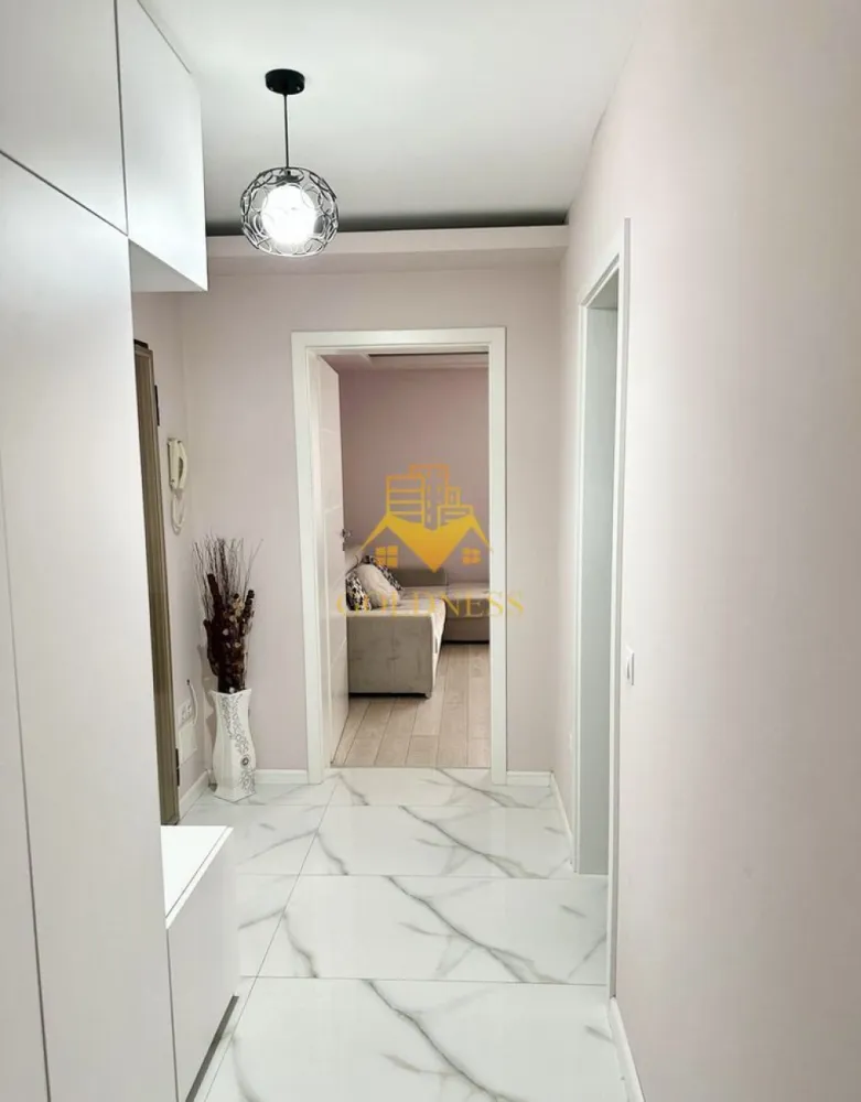 2 camere decomandate, Piata Marasti, Dorobantilor, OMV - GOLDNESS Imobiliare vă propune spre închiriere un apartament cu 2 camere complet mobilat și utilat, la etajul 1 într-un imobil de 10 etaje, în Cartierul Marasti. Se poate parca prin zona. Se află în apropierea stațiilor de transport în comun, magazine, restaurante, spații verzi, farmacii, etc. Apartamentul este compartimentat astfel: - dormitor cu pat matrimonial, dressing, noptiere - living cu canapea extensibila, - bucatarie complet utilată și mobilată, loc de servit masa - baie cu cabina de dus, calorifer port prosop și dulap pentru depozitare. - balcon de 6 mp. Imobilul este dotat cu toate cele necesare- centrală proprie, frigider, aragaz, hotă, mașină de spălat haine, etc. Dacă sunteți interesați de acest apartament și doriți să îl vizionați, dar și pentru alte oferte nu ezitați să ne contactați telefonic sau prin e-mail. Vă stăm la dispoziție! Pentru intermediere se percepe un comision de 50% din prețul chiriei! }}