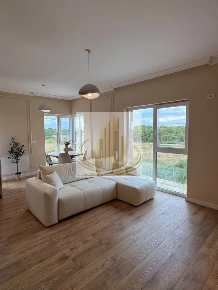 Apartament 2 camere mobilat utilat complet cu parcare inclusa - Apartament premium cu 2 camere | 50,6 mp utili | Complet mobilat și utilat | Loc de parcare inclus | Calea Torontalului

 Te poți muta imediat, fără nicio investiție suplimentară!

Dacă îți dorești un apartament amenajat cu atenție la fiecare detaliu, cu mobilier realizat la comandă și finisaje premium, această proprietate este pregătită să devină noul tău acasă.

 Localizare excelentă

Situat în zona Calea Torontalului, într-un bloc nou cu regim redus de înălțime (P+3), apartamentul se află la etajul 1 și are o suprafață utilă de 50,6 mp, plus terasa, fiind compartimentat inteligent pentru un plus de confort și funcționalitate.

 Spațiu luminos și primitor

Zona de zi îmbină armonios livingul cu bucătăria open-space, rezultând un spațiu generos și luminos, ideal atât pentru relaxare, cât și pentru momentele petrecute alături de familie și prieteni.

 Se vinde complet mobilat și utilat

Tot ceea ce vezi în apartament este inclus în preț, fiind ales cu atenție pentru confort și durabilitate:

 Mobilier realizat la comandă, cu multiple spații de depozitare;
 Centrală termică proprie Bosch cu incalzire in pardosea;
 Televizoare în living și dormitor;
 Bucătărie complet echipată: frigider, plită, cuptor, hotă și mașină de spălat vase;
 Chiuvetă modernă cu suport pentru spălarea fructelor și legumelor, plus baterie flexibilă;
 Finisaje premium, evidențiate prin baghete decorative și ancadramente elegante pe pereți și tavan.

 Bonus inclus

Locul de parcare este inclus în preț, oferindu-ți confort și un avantaj important încă din prima zi.

 O zonă foarte căutată

Apartamentul beneficiază de acces rapid către:
• centre comerciale;
• supermarketuri;
• mijloace de transport în comun;
• școli și grădinițe;
• restaurante, cafenele și principalele puncte de interes din nordul Timișoarei.

 Ideal atât pentru locuit, cât și pentru investiție

Datorită poziționării excelente, finisajelor de calitate și faptului că se predă complet mobilat și utilat, proprietatea reprezintă o alegere inspirată atât pentru locuință proprie, cât și pentru achiziție în scop investițional.

 Programează o vizionare!

Dacă acest apartament este ceea ce cauți, contactează-mă pentru mai multe informații sau pentru stabilirea unei vizionări. S-ar putea ca următoarea mutare să fie chiar aici.