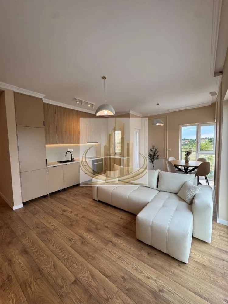 Apartament 2 camere mobilat utilat complet cu parcare inclusa - Apartament premium cu 2 camere | 50,6 mp utili | Complet mobilat și utilat | Loc de parcare inclus | Calea Torontalului

 Te poți muta imediat, fără nicio investiție suplimentară!

Dacă îți dorești un apartament amenajat cu atenție la fiecare detaliu, cu mobilier realizat la comandă și finisaje premium, această proprietate este pregătită să devină noul tău acasă.

 Localizare excelentă

Situat în zona Calea Torontalului, într-un bloc nou cu regim redus de înălțime (P+3), apartamentul se află la etajul 1 și are o suprafață utilă de 50,6 mp, plus terasa, fiind compartimentat inteligent pentru un plus de confort și funcționalitate.

 Spațiu luminos și primitor

Zona de zi îmbină armonios livingul cu bucătăria open-space, rezultând un spațiu generos și luminos, ideal atât pentru relaxare, cât și pentru momentele petrecute alături de familie și prieteni.

 Se vinde complet mobilat și utilat

Tot ceea ce vezi în apartament este inclus în preț, fiind ales cu atenție pentru confort și durabilitate:

 Mobilier realizat la comandă, cu multiple spații de depozitare;
 Centrală termică proprie Bosch cu incalzire in pardosea;
 Televizoare în living și dormitor;
 Bucătărie complet echipată: frigider, plită, cuptor, hotă și mașină de spălat vase;
 Chiuvetă modernă cu suport pentru spălarea fructelor și legumelor, plus baterie flexibilă;
 Finisaje premium, evidențiate prin baghete decorative și ancadramente elegante pe pereți și tavan.

 Bonus inclus

Locul de parcare este inclus în preț, oferindu-ți confort și un avantaj important încă din prima zi.

 O zonă foarte căutată

Apartamentul beneficiază de acces rapid către:
• centre comerciale;
• supermarketuri;
• mijloace de transport în comun;
• școli și grădinițe;
• restaurante, cafenele și principalele puncte de interes din nordul Timișoarei.

 Ideal atât pentru locuit, cât și pentru investiție

Datorită poziționării excelente, finisajelor de calitate și faptului că se predă complet mobilat și utilat, proprietatea reprezintă o alegere inspirată atât pentru locuință proprie, cât și pentru achiziție în scop investițional.

 Programează o vizionare!

Dacă acest apartament este ceea ce cauți, contactează-mă pentru mai multe informații sau pentru stabilirea unei vizionări. S-ar putea ca următoarea mutare să fie chiar aici.
