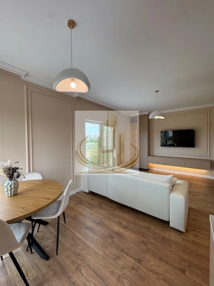 Apartament 2 camere mobilat utilat complet cu parcare inclusa - Apartament premium cu 2 camere | 50,6 mp utili | Complet mobilat și utilat | Loc de parcare inclus | Calea Torontalului

 Te poți muta imediat, fără nicio investiție suplimentară!

Dacă îți dorești un apartament amenajat cu atenție la fiecare detaliu, cu mobilier realizat la comandă și finisaje premium, această proprietate este pregătită să devină noul tău acasă.

 Localizare excelentă

Situat în zona Calea Torontalului, într-un bloc nou cu regim redus de înălțime (P+3), apartamentul se află la etajul 1 și are o suprafață utilă de 50,6 mp, plus terasa, fiind compartimentat inteligent pentru un plus de confort și funcționalitate.

 Spațiu luminos și primitor

Zona de zi îmbină armonios livingul cu bucătăria open-space, rezultând un spațiu generos și luminos, ideal atât pentru relaxare, cât și pentru momentele petrecute alături de familie și prieteni.

 Se vinde complet mobilat și utilat

Tot ceea ce vezi în apartament este inclus în preț, fiind ales cu atenție pentru confort și durabilitate:

 Mobilier realizat la comandă, cu multiple spații de depozitare;
 Centrală termică proprie Bosch cu incalzire in pardosea;
 Televizoare în living și dormitor;
 Bucătărie complet echipată: frigider, plită, cuptor, hotă și mașină de spălat vase;
 Chiuvetă modernă cu suport pentru spălarea fructelor și legumelor, plus baterie flexibilă;
 Finisaje premium, evidențiate prin baghete decorative și ancadramente elegante pe pereți și tavan.

 Bonus inclus

Locul de parcare este inclus în preț, oferindu-ți confort și un avantaj important încă din prima zi.

 O zonă foarte căutată

Apartamentul beneficiază de acces rapid către:
• centre comerciale;
• supermarketuri;
• mijloace de transport în comun;
• școli și grădinițe;
• restaurante, cafenele și principalele puncte de interes din nordul Timișoarei.

 Ideal atât pentru locuit, cât și pentru investiție

Datorită poziționării excelente, finisajelor de calitate și faptului că se predă complet mobilat și utilat, proprietatea reprezintă o alegere inspirată atât pentru locuință proprie, cât și pentru achiziție în scop investițional.

 Programează o vizionare!

Dacă acest apartament este ceea ce cauți, contactează-mă pentru mai multe informații sau pentru stabilirea unei vizionări. S-ar putea ca următoarea mutare să fie chiar aici.