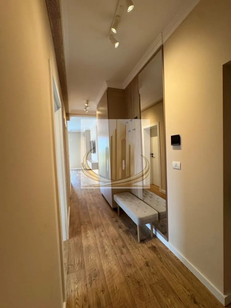Apartament 2 camere mobilat utilat complet cu parcare inclusa - Apartament premium cu 2 camere | 50,6 mp utili | Complet mobilat și utilat | Loc de parcare inclus | Calea Torontalului

 Te poți muta imediat, fără nicio investiție suplimentară!

Dacă îți dorești un apartament amenajat cu atenție la fiecare detaliu, cu mobilier realizat la comandă și finisaje premium, această proprietate este pregătită să devină noul tău acasă.

 Localizare excelentă

Situat în zona Calea Torontalului, într-un bloc nou cu regim redus de înălțime (P+3), apartamentul se află la etajul 1 și are o suprafață utilă de 50,6 mp, plus terasa, fiind compartimentat inteligent pentru un plus de confort și funcționalitate.

 Spațiu luminos și primitor

Zona de zi îmbină armonios livingul cu bucătăria open-space, rezultând un spațiu generos și luminos, ideal atât pentru relaxare, cât și pentru momentele petrecute alături de familie și prieteni.

 Se vinde complet mobilat și utilat

Tot ceea ce vezi în apartament este inclus în preț, fiind ales cu atenție pentru confort și durabilitate:

 Mobilier realizat la comandă, cu multiple spații de depozitare;
 Centrală termică proprie Bosch cu incalzire in pardosea;
 Televizoare în living și dormitor;
 Bucătărie complet echipată: frigider, plită, cuptor, hotă și mașină de spălat vase;
 Chiuvetă modernă cu suport pentru spălarea fructelor și legumelor, plus baterie flexibilă;
 Finisaje premium, evidențiate prin baghete decorative și ancadramente elegante pe pereți și tavan.

 Bonus inclus

Locul de parcare este inclus în preț, oferindu-ți confort și un avantaj important încă din prima zi.

 O zonă foarte căutată

Apartamentul beneficiază de acces rapid către:
• centre comerciale;
• supermarketuri;
• mijloace de transport în comun;
• școli și grădinițe;
• restaurante, cafenele și principalele puncte de interes din nordul Timișoarei.

 Ideal atât pentru locuit, cât și pentru investiție

Datorită poziționării excelente, finisajelor de calitate și faptului că se predă complet mobilat și utilat, proprietatea reprezintă o alegere inspirată atât pentru locuință proprie, cât și pentru achiziție în scop investițional.

 Programează o vizionare!

Dacă acest apartament este ceea ce cauți, contactează-mă pentru mai multe informații sau pentru stabilirea unei vizionări. S-ar putea ca următoarea mutare să fie chiar aici.