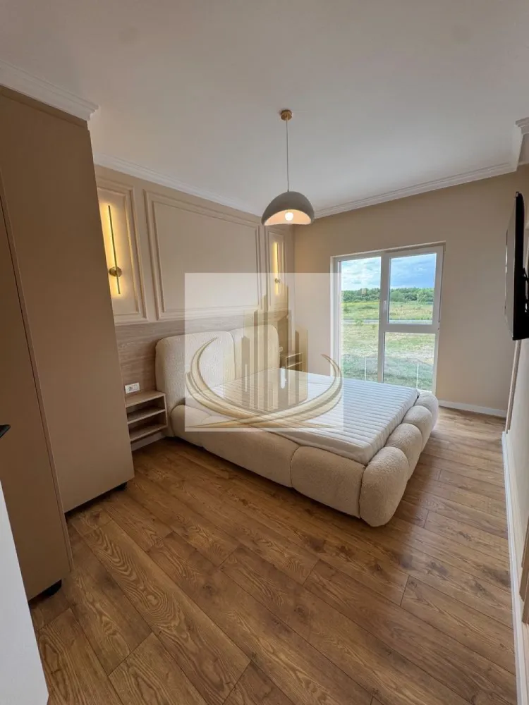 Apartament 2 camere mobilat utilat complet cu parcare inclusa - Apartament premium cu 2 camere | 50,6 mp utili | Complet mobilat și utilat | Loc de parcare inclus | Calea Torontalului

 Te poți muta imediat, fără nicio investiție suplimentară!

Dacă îți dorești un apartament amenajat cu atenție la fiecare detaliu, cu mobilier realizat la comandă și finisaje premium, această proprietate este pregătită să devină noul tău acasă.

 Localizare excelentă

Situat în zona Calea Torontalului, într-un bloc nou cu regim redus de înălțime (P+3), apartamentul se află la etajul 1 și are o suprafață utilă de 50,6 mp, plus terasa, fiind compartimentat inteligent pentru un plus de confort și funcționalitate.

 Spațiu luminos și primitor

Zona de zi îmbină armonios livingul cu bucătăria open-space, rezultând un spațiu generos și luminos, ideal atât pentru relaxare, cât și pentru momentele petrecute alături de familie și prieteni.

 Se vinde complet mobilat și utilat

Tot ceea ce vezi în apartament este inclus în preț, fiind ales cu atenție pentru confort și durabilitate:

 Mobilier realizat la comandă, cu multiple spații de depozitare;
 Centrală termică proprie Bosch cu incalzire in pardosea;
 Televizoare în living și dormitor;
 Bucătărie complet echipată: frigider, plită, cuptor, hotă și mașină de spălat vase;
 Chiuvetă modernă cu suport pentru spălarea fructelor și legumelor, plus baterie flexibilă;
 Finisaje premium, evidențiate prin baghete decorative și ancadramente elegante pe pereți și tavan.

 Bonus inclus

Locul de parcare este inclus în preț, oferindu-ți confort și un avantaj important încă din prima zi.

 O zonă foarte căutată

Apartamentul beneficiază de acces rapid către:
• centre comerciale;
• supermarketuri;
• mijloace de transport în comun;
• școli și grădinițe;
• restaurante, cafenele și principalele puncte de interes din nordul Timișoarei.

 Ideal atât pentru locuit, cât și pentru investiție

Datorită poziționării excelente, finisajelor de calitate și faptului că se predă complet mobilat și utilat, proprietatea reprezintă o alegere inspirată atât pentru locuință proprie, cât și pentru achiziție în scop investițional.

 Programează o vizionare!

Dacă acest apartament este ceea ce cauți, contactează-mă pentru mai multe informații sau pentru stabilirea unei vizionări. S-ar putea ca următoarea mutare să fie chiar aici.