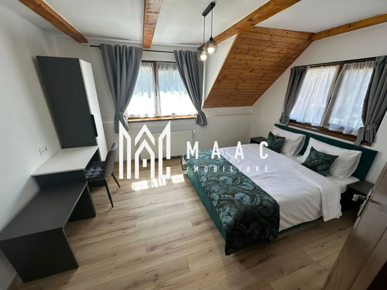 Casa de vacanta I 200 mp I Teren 1000 mp I Valea Avrigului - MAAC Imobiliare vă propune spre vânzare o casă de vacanță deosebită, situată într-o zonă liniștită și pitorească, pe Valea Avrigului, ideală atât pentru relaxare, cât și pentru investiție. Proprietatea dispune de 7 camere, dintre care 5 dormitoare spațioase cu baie proprie,7 băi total ,fiind perfect compartimentată pentru confortul unei familii numeroase sau pentru a fi exploatată în regim turistic. Mansarda open space oferă un spațiu generos si este in plus fata de metri patrati utili,ideal pentru zonă de relaxare sau activități recreative, iar pivnița adaugă un plus de utilitate proprietății.Filigorie de 60 mp Casa este amenajată cu bun gust, la standarde de lux, și se vinde complet mobilată și utilată, fiind pregătită pentru mutare imediată. În exterior, regăsim un spațiu special amenajat pentru barbecue și o magazie pentru depozitare, completând perfect funcționalitatea proprietății. Imobilul este racordat la utilități, beneficiind de curent electric, apă, fosă septică și o centrală performantă pe peleți, care asigură un confort termic ridicat și eficiență energetică. Casa dispune de Panouri Solare de 6 kw + Baterie de 5 KW Datorită poziționării excelente într-o zonă turistică apreciată, această proprietate este ideală ca locuință de vacanță, reședință permanentă sau poate fi transformată cu ușurință într-o pensiune, oferind un potențial investițional ridicat Pentru mai multe detalii precizati ca ati vazut anuntul cu ID CP3019257 }}