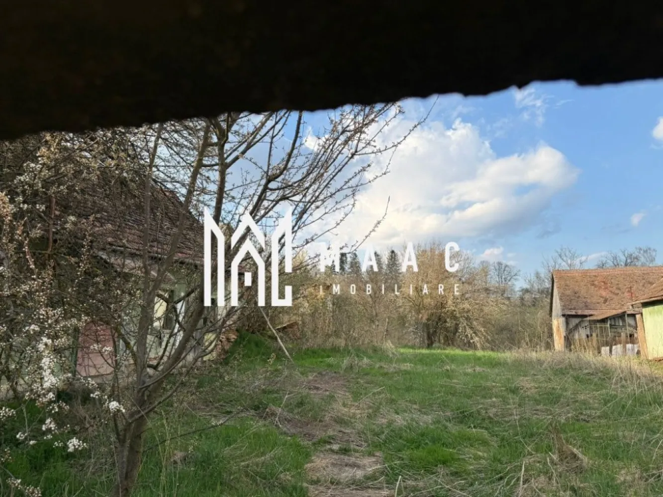 Casă de vânzare în Alțâna | teren 831 mp | poziție centrală - MAAC Imobiliare vă propune la vânzare o casă situată în localitatea Alțâna, în zona centrală, o oportunitate excelentă pentru cei care își doresc liniște, spațiu și potențial de dezvoltare, la doar o distanță accesibilă de Sibiu. Proprietatea este amplasată pe un teren generos de 831 mp, oferind suficient spațiu pentru grădină, relaxare sau extindere. Casa este compusă din două camere, o bucătărie și un dormitor, fiind ideală pentru amenajarea unei case de vacanță sau a unei locuințe permanente pentru cei care apreciază viața la țară. Imobilul dispune de utilități esențiale precum curent electric și apă, iar gazul se află la poartă, facilitând racordarea ulterioară. Canalizarea este în curs de implementare în zonă, ceea ce adaugă un plus de valoare pe termen mediu. În prezent, locuința nu dispune de baie, oferind astfel posibilitatea viitorului proprietar de a-și personaliza spațiul după propriile nevoi și preferințe. Casa necesită unele îmbunătățiri, însă acest aspect oferă libertatea de a o transforma într-un cămin autentic, adaptat stilului propriu. Curtea generoasă și poziționarea centrală în localitate adaugă un plus de atractivitate, fiind potrivită atât pentru locuire, cât și pentru investiție. Actele sunt în curs de actualizare, cartea funciară urmând să fie disponibilă în perioada următoare. Pentru mai multe detalii precizati telefonic ca ati vazut anuntul cu ID: CP3019229 }}