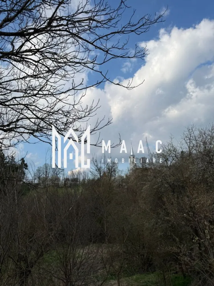 Casă de vânzare în Alțâna | teren 831 mp | poziție centrală - MAAC Imobiliare vă propune la vânzare o casă situată în localitatea Alțâna, în zona centrală, o oportunitate excelentă pentru cei care își doresc liniște, spațiu și potențial de dezvoltare, la doar o distanță accesibilă de Sibiu. Proprietatea este amplasată pe un teren generos de 831 mp, oferind suficient spațiu pentru grădină, relaxare sau extindere. Casa este compusă din două camere, o bucătărie și un dormitor, fiind ideală pentru amenajarea unei case de vacanță sau a unei locuințe permanente pentru cei care apreciază viața la țară. Imobilul dispune de utilități esențiale precum curent electric și apă, iar gazul se află la poartă, facilitând racordarea ulterioară. Canalizarea este în curs de implementare în zonă, ceea ce adaugă un plus de valoare pe termen mediu. În prezent, locuința nu dispune de baie, oferind astfel posibilitatea viitorului proprietar de a-și personaliza spațiul după propriile nevoi și preferințe. Casa necesită unele îmbunătățiri, însă acest aspect oferă libertatea de a o transforma într-un cămin autentic, adaptat stilului propriu. Curtea generoasă și poziționarea centrală în localitate adaugă un plus de atractivitate, fiind potrivită atât pentru locuire, cât și pentru investiție. Actele sunt în curs de actualizare, cartea funciară urmând să fie disponibilă în perioada următoare. Pentru mai multe detalii precizati telefonic ca ati vazut anuntul cu ID: CP3019229 }}