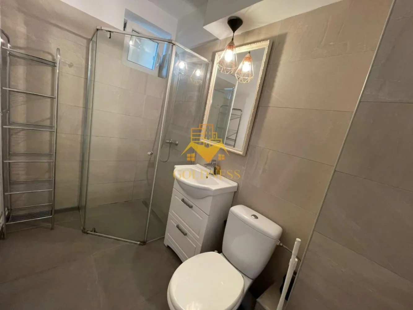 3 camere, 1/4, modern, parcare, Gheorgheni Zona Iulius Mall, FSEGA - GOLDNESS Imobiliare vă propune spre închiriere un apartament cu 3 camere complet mobilat și utilat, la etajul 1 într-un imobil de 4 etaje, în Cartierul Gheorgheni. Se poate inchiria parcare cu 50 euro! Se află în apropierea stațiilor de transport în comun, magazine, restaurante, spații verzi, farmacii, etc. Apartamentul este compartimentat astfel: - dormitor cu pat matrimonial, dressing, noptiere - dormitor cu pat matrimonial, dulap pentru haine, noptiere - living cu bucatarie open space complet utilată și mobilată, canapea extensibilă, loc de servit masa - baie cu cabina de dus, calorifer port prosop și dulap pentru depozitare. - balcon de 4 mp. Imobilul este dotat cu toate cele necesare- centrală proprie, frigider, aragaz, hotă, mașină de spălat haine, etc. Dacă sunteți interesați de acest apartament și doriți să îl vizionați, dar și pentru alte oferte nu ezitați să ne contactați telefonic sau prin e-mail. Vă stăm la dispoziție! Pentru intermediere se percepe un comision de 50% din prețul chiriei! }}