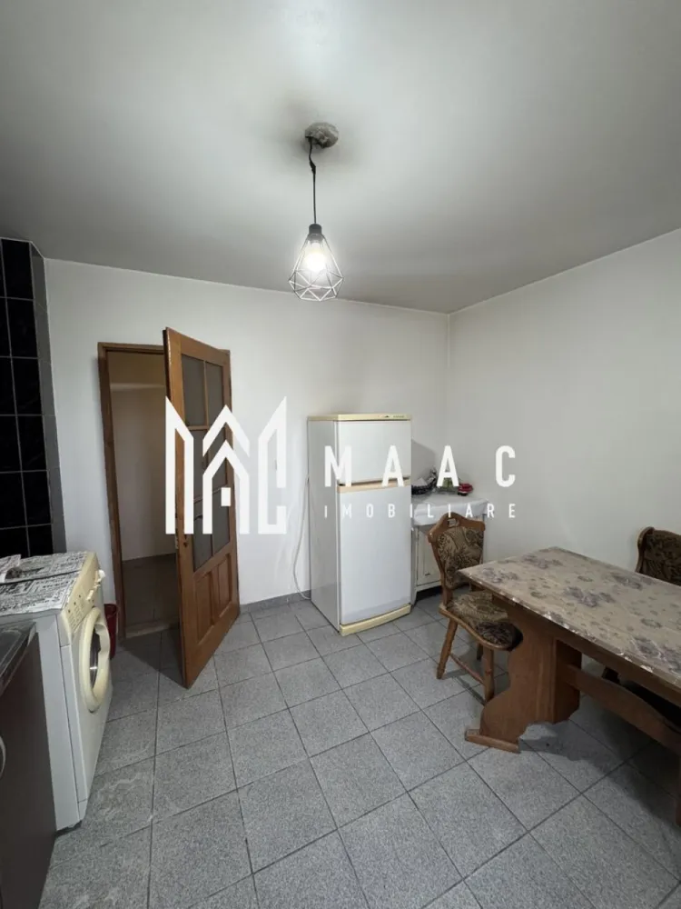 Apartament 2 Camere | Zona Centrala | Vedere sud-nord - Apartament 2 camere – Zona Centrală, Râmnicu Vâlcea Preț excelent | Finisat & mobilat | Acte pentru centrală termică MAAC Imobiliare Sibiu vă propune spre vânzare un apartament cochet cu 2 camere, situat în zona centrală a orașului Râmnicu Vâlcea, ideal atât pentru locuință proprie, cât și pentru investiție. Detalii proprietate: Suprafață utilă: aproximativ 54 mp Etaj: 4 / 4 Imobilul dispune de acoperiș , oferind protecție și confort termic sporit Apartamentul este finisat și complet mobilat, gata pentru mutare imediată Toate actele necesare pentru montarea centralei termice sunt pregătite Compartimentare eficientă: living spațios, dormitor luminos, bucătărie utilată, baie modernă și balcon Alte avantaje: Poziționare excelentă – aproape de centre comerciale, instituții, școli și mijloace de transport Ideal pentru un cuplu tânăr, o familie mică sau pentru investiție în scop de închiriere Bloc curat, vecini liniștiți, zonă cu acces facil către toate punctele de interes ale orașului Pentru mai multe detalii sau pentru a programa o vizionare, contactează MAAC Imobiliare Sibiu – partenerul tău de încredere în tranzacții sigure și transparente. - CP2808408 }}