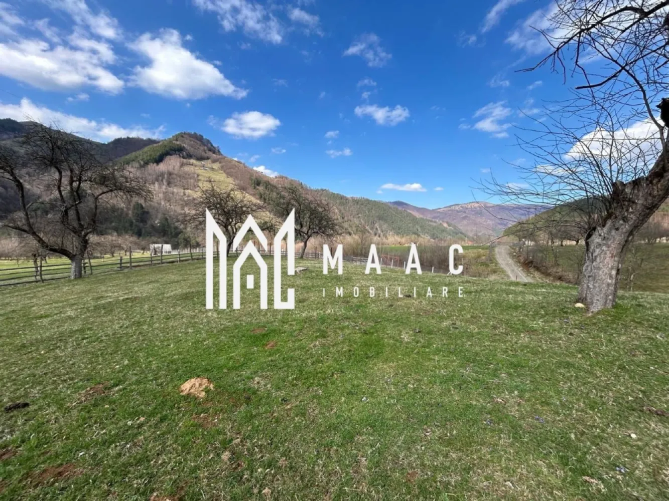 Teren intravilan I 800 mp I Raul Sadului - MAAC Imobiliare vă propune spre vânzare un teren intravilan cu o suprafață de 800 mp, situat într-o zonă pitorească din Râul Sadului, ideal pentru construcția unei case de vacanță sau a unei locuințe permanente. Terenul are o formă dreptunghiulara, cu deschidere de aproximativ 20 ml /pe 40 ml, oferind multiple posibilități de amplasare a construcției și o compartimentare eficientă a spațiului. Utilitățile sunt în apropiere, apa și curentul electric fiind disponibile la marginea terenului, facilitând racordarea rapidă și fără costuri ridicate. La o distanță de aproximativ 50 de metri se află un afluent al râului Sadu, care completează atmosfera liniștită și naturală a zonei. Proprietatea beneficiază de un peisaj deosebit, cu priveliști spre munți, fiind locul perfect pentru relaxare și reconectare cu natura. Datorită amplasării sale într-o zonă liniștită, dar accesibilă, acest teren reprezintă o oportunitate excelentă de investiție sau pentru dezvoltarea unui cămin într-un cadru natural deosebit Pentru mai multe detalii precizati ca ati vazut anuntul cu ID CP3019216 }}