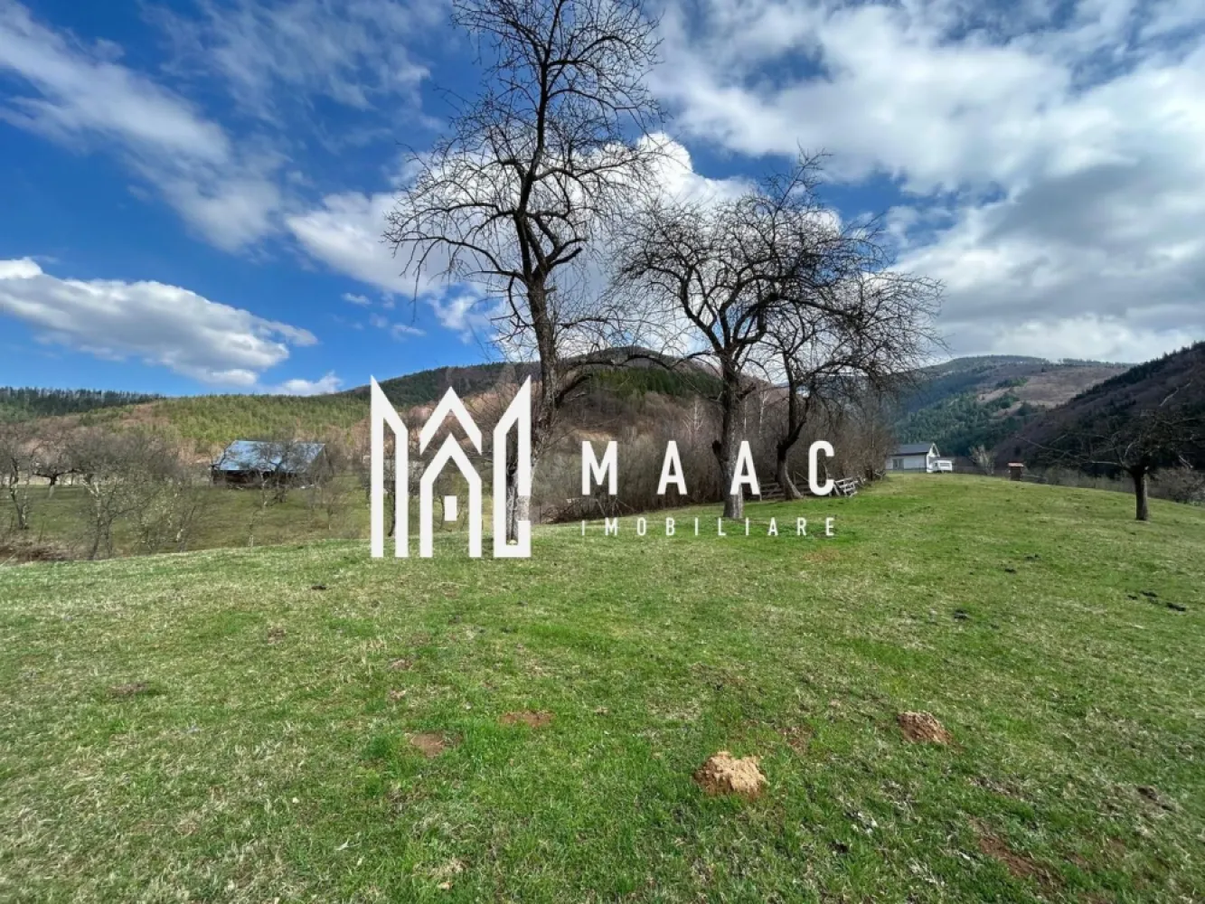 Teren intravilan I 1000 mp I Raul Sadului - MAAC Imobiliare vă propune spre vânzare un teren intravilan cu o suprafață de 1000 mp, situat într-o zonă pitorească din Râul Sadului, ideal pentru construcția unei case de vacanță sau a unei locuințe permanente. Terenul are o formă aproape pătrată, cu deschidere de aproximativ 33 ml pe fiecare latură, oferind multiple posibilități de amplasare a construcției și o compartimentare eficientă a spațiului. Utilitățile sunt în apropiere, apa și curentul electric fiind disponibile la marginea terenului, facilitând racordarea rapidă și fără costuri ridicate. La o distanță de aproximativ 50 de metri se află un afluent al râului Sadu, care completează atmosfera liniștită și naturală a zonei. Proprietatea beneficiază de un peisaj deosebit, cu priveliști spre munți, fiind locul perfect pentru relaxare și reconectare cu natura. Datorită amplasării sale într-o zonă liniștită, dar accesibilă, acest teren reprezintă o oportunitate excelentă de investiție sau pentru dezvoltarea unui cămin într-un cadru natural deosebit Pentru mai multe detalii precizati ca ati vazut anuntul cu ID CP3019113 }}