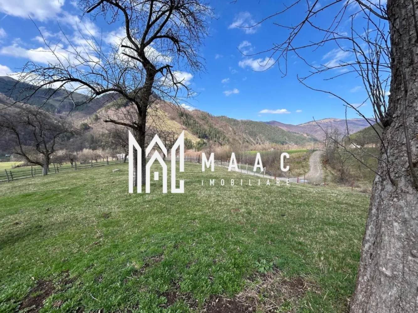 Teren intravilan I 1000 mp I Raul Sadului - MAAC Imobiliare vă propune spre vânzare un teren intravilan cu o suprafață de 1000 mp, situat într-o zonă pitorească din Râul Sadului, ideal pentru construcția unei case de vacanță sau a unei locuințe permanente. Terenul are o formă aproape pătrată, cu deschidere de aproximativ 33 ml pe fiecare latură, oferind multiple posibilități de amplasare a construcției și o compartimentare eficientă a spațiului. Utilitățile sunt în apropiere, apa și curentul electric fiind disponibile la marginea terenului, facilitând racordarea rapidă și fără costuri ridicate. La o distanță de aproximativ 50 de metri se află un afluent al râului Sadu, care completează atmosfera liniștită și naturală a zonei. Proprietatea beneficiază de un peisaj deosebit, cu priveliști spre munți, fiind locul perfect pentru relaxare și reconectare cu natura. Datorită amplasării sale într-o zonă liniștită, dar accesibilă, acest teren reprezintă o oportunitate excelentă de investiție sau pentru dezvoltarea unui cămin într-un cadru natural deosebit Pentru mai multe detalii precizati ca ati vazut anuntul cu ID CP3019113 }}