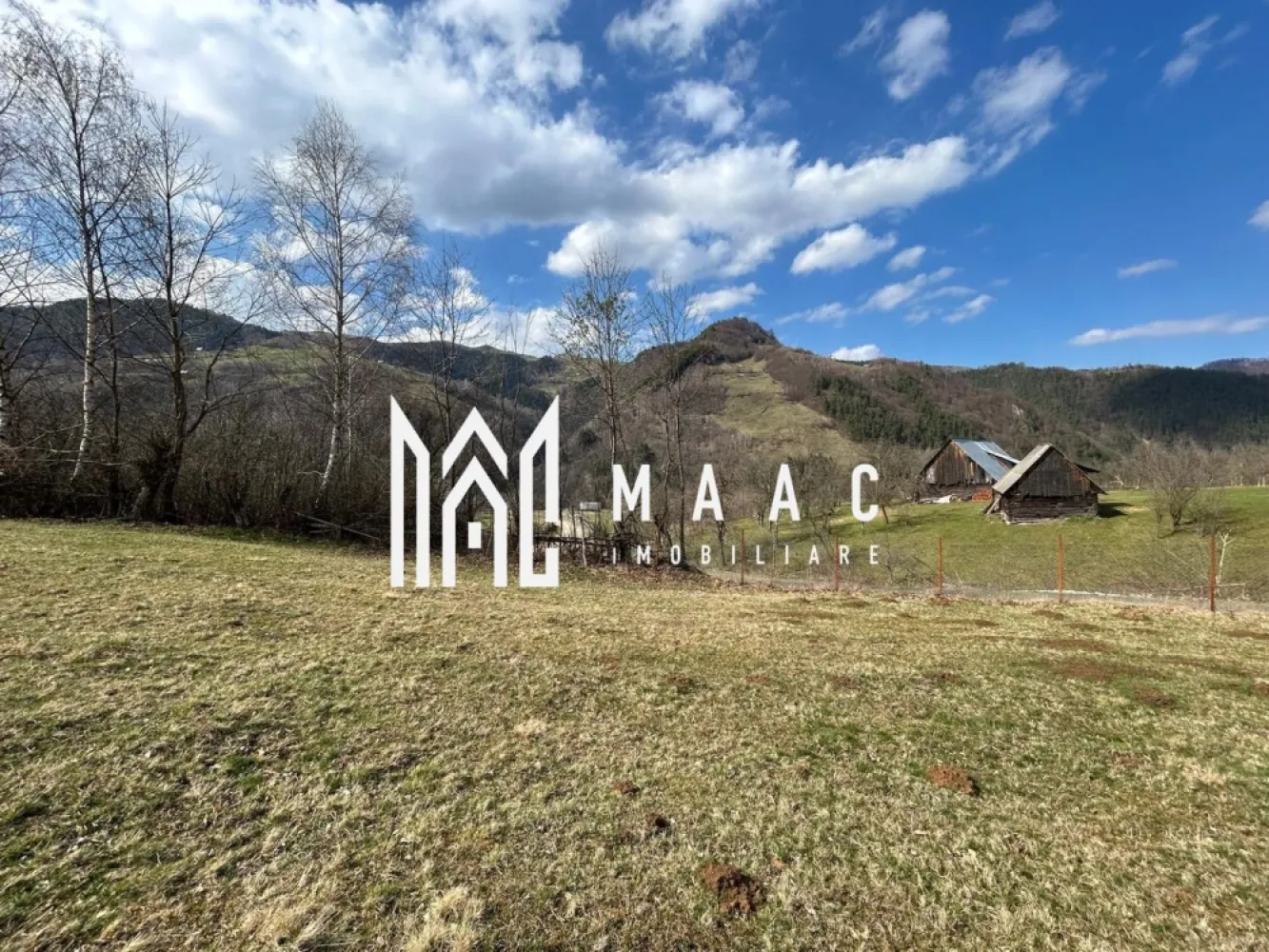 Teren intravilan I 1000 mp I Raul Sadului - MAAC Imobiliare vă propune spre vânzare un teren intravilan cu o suprafață de 1000 mp, situat într-o zonă pitorească din Râul Sadului, ideal pentru construcția unei case de vacanță sau a unei locuințe permanente. Terenul are o formă aproape pătrată, cu deschidere de aproximativ 33 ml pe fiecare latură, oferind multiple posibilități de amplasare a construcției și o compartimentare eficientă a spațiului. Utilitățile sunt în apropiere, apa și curentul electric fiind disponibile la marginea terenului, facilitând racordarea rapidă și fără costuri ridicate. La o distanță de aproximativ 50 de metri se află un afluent al râului Sadu, care completează atmosfera liniștită și naturală a zonei. Proprietatea beneficiază de un peisaj deosebit, cu priveliști spre munți, fiind locul perfect pentru relaxare și reconectare cu natura. Datorită amplasării sale într-o zonă liniștită, dar accesibilă, acest teren reprezintă o oportunitate excelentă de investiție sau pentru dezvoltarea unui cămin într-un cadru natural deosebit Pentru mai multe detalii precizati ca ati vazut anuntul cu ID CP3019113 }}