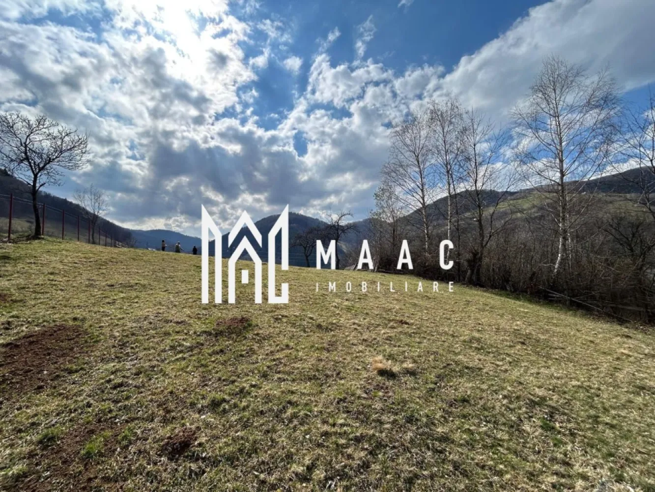 Teren intravilan I 1000 mp I Raul Sadului - MAAC Imobiliare vă propune spre vânzare un teren intravilan cu o suprafață de 1000 mp, situat într-o zonă pitorească din Râul Sadului, ideal pentru construcția unei case de vacanță sau a unei locuințe permanente. Terenul are o formă aproape pătrată, cu deschidere de aproximativ 33 ml pe fiecare latură, oferind multiple posibilități de amplasare a construcției și o compartimentare eficientă a spațiului. Utilitățile sunt în apropiere, apa și curentul electric fiind disponibile la marginea terenului, facilitând racordarea rapidă și fără costuri ridicate. La o distanță de aproximativ 50 de metri se află un afluent al râului Sadu, care completează atmosfera liniștită și naturală a zonei. Proprietatea beneficiază de un peisaj deosebit, cu priveliști spre munți, fiind locul perfect pentru relaxare și reconectare cu natura. Datorită amplasării sale într-o zonă liniștită, dar accesibilă, acest teren reprezintă o oportunitate excelentă de investiție sau pentru dezvoltarea unui cămin într-un cadru natural deosebit Pentru mai multe detalii precizati ca ati vazut anuntul cu ID CP3019113 }}