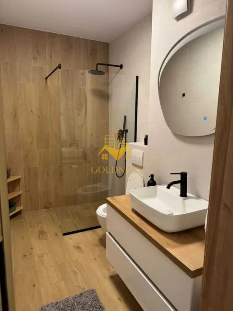 O camera Modern, Parcare, Pet Friendly, Park Lake 2, Intre Lacuri - GOLDNESS Imobiliare vă propune spre închiriere un apartament cu o camere complet mobilat și utilat, la etajul 9 într-un imobil de 10 etaje, în Cartierul Intre Lacuri. Dispune de loc de parcare subterana! Se află în apropierea stațiilor de transport în comun, magazine, restaurante, spații verzi, farmacii, etc. Apartamentul este compartimentat astfel: - camera cu pat matrimonial, dressing, noptiere - bucatarie complet utilată și mobilată, loc de servit masa - baie cu dus walk-in, calorifer port prosop și dulap pentru depozitare. - terasa de 10 mp. Imobilul este dotat cu toate cele necesare- centrală proprie, frigider, aragaz, hotă, mașină de spălat haine, aer conditionat, etc. Dacă sunteți interesați de acest apartament și doriți să îl vizionați, dar și pentru alte oferte nu ezitați să ne contactați telefonic sau prin e-mail. Vă stăm la dispoziție! Pentru intermediere se percepe un comision de 50% din prețul chiriei! }}