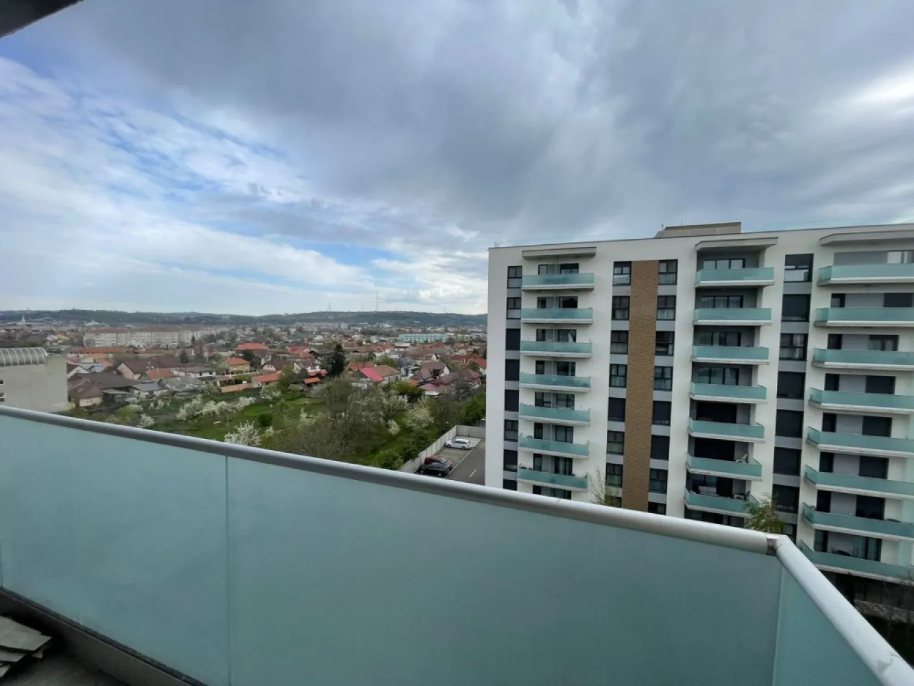 Apartament 2 cam PREMIUM Grand Hill ( Lotus center)+ parcare inclusă - Apartament modern 2 camere | Grand Hill Oradea | Zona Nufărul | Parcare inclusă Vă propunem spre vânzare un apartament deosebit, modern și luminos, situat în complexul rezidențial Grand Hill, pe strada Eforiei, în zona Nufărul – una dintre cele mai dinamice și apreciate zone din Oradea. Locuința este amplasată la etajul 6 și are o suprafață utilă de 42 mp, completată de un balcon generos de 6 mp – ideal pentru relaxare. Apartamentul impresionează prin finisaje premium și dotări de ultimă generație: încălzire în pardoseală termostat individual aer condiționat rolete exterioare electrice ferestre tripan (3 sticle, 6 camere) pentru izolare excelentă balcon cu balustradă din sticlă securizată videointerfon ușă antiefracție facilități moderne ale complexului Se vinde complet finisat , nemobilat, gata pentru mutare, iar în preț este inclus și un loc de parcare. 📍 Locația este un mare avantaj – în imediata apropiere de Lotus Center, școli, grădinițe, magazine, farmacii, săli de fitness și spații verzi. Un apartament ideal atât pentru locuit, cât și pentru investiție! Pret: 129.000 euro neg Contact : Sorin Gligor Tel: 0731290032 }}