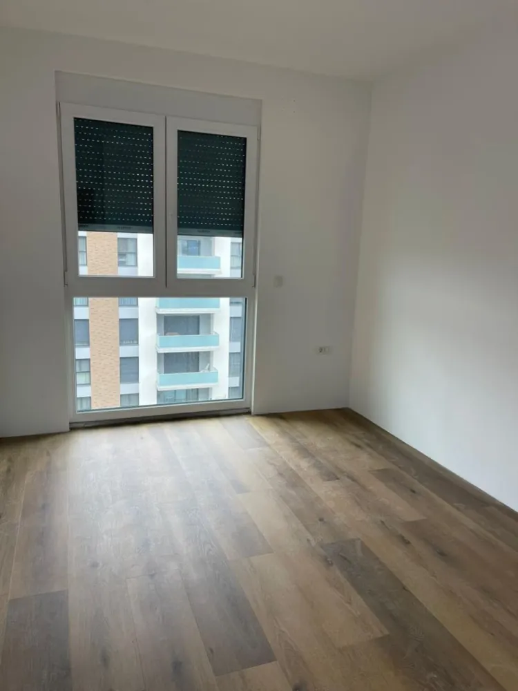 Apartament 2 cam PREMIUM Grand Hill ( Lotus center)+ parcare inclusă - Apartament modern 2 camere | Grand Hill Oradea | Zona Nufărul | Parcare inclusă Vă propunem spre vânzare un apartament deosebit, modern și luminos, situat în complexul rezidențial Grand Hill, pe strada Eforiei, în zona Nufărul – una dintre cele mai dinamice și apreciate zone din Oradea. Locuința este amplasată la etajul 6 și are o suprafață utilă de 42 mp, completată de un balcon generos de 6 mp – ideal pentru relaxare. Apartamentul impresionează prin finisaje premium și dotări de ultimă generație: încălzire în pardoseală termostat individual aer condiționat rolete exterioare electrice ferestre tripan (3 sticle, 6 camere) pentru izolare excelentă balcon cu balustradă din sticlă securizată videointerfon ușă antiefracție facilități moderne ale complexului Se vinde complet finisat , nemobilat, gata pentru mutare, iar în preț este inclus și un loc de parcare. 📍 Locația este un mare avantaj – în imediata apropiere de Lotus Center, școli, grădinițe, magazine, farmacii, săli de fitness și spații verzi. Un apartament ideal atât pentru locuit, cât și pentru investiție! Pret: 129.000 euro neg Contact : Sorin Gligor Tel: 0731290032 }}