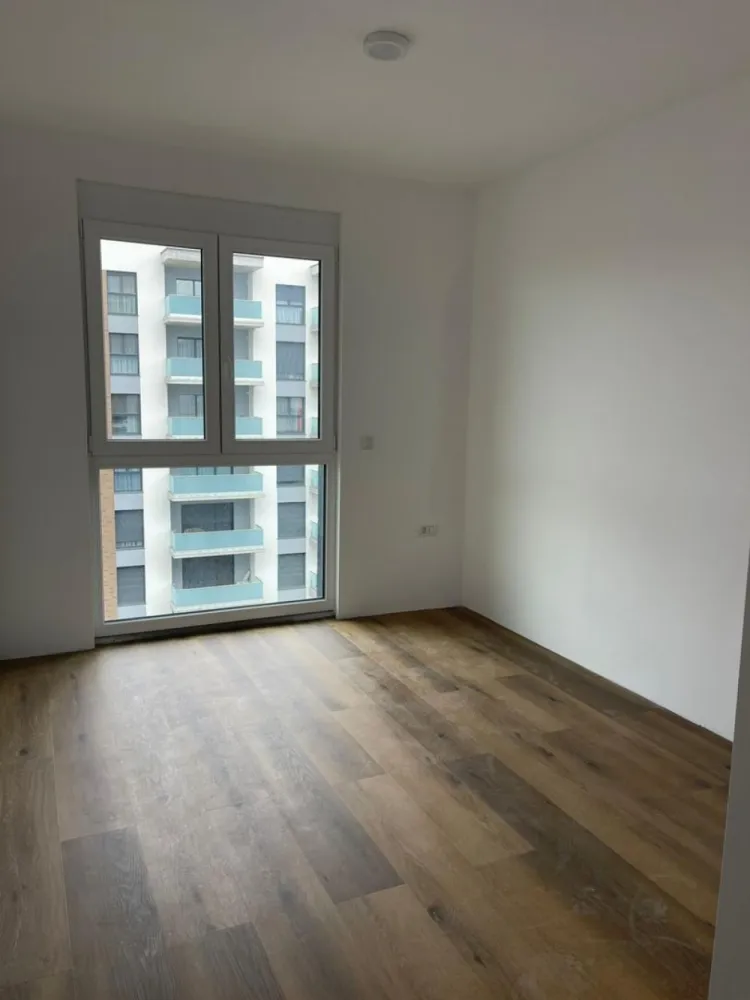 Apartament 2 cam PREMIUM Grand Hill ( Lotus center)+ parcare inclusă - Apartament modern 2 camere | Grand Hill Oradea | Zona Nufărul | Parcare inclusă Vă propunem spre vânzare un apartament deosebit, modern și luminos, situat în complexul rezidențial Grand Hill, pe strada Eforiei, în zona Nufărul – una dintre cele mai dinamice și apreciate zone din Oradea. Locuința este amplasată la etajul 6 și are o suprafață utilă de 42 mp, completată de un balcon generos de 6 mp – ideal pentru relaxare. Apartamentul impresionează prin finisaje premium și dotări de ultimă generație: încălzire în pardoseală termostat individual aer condiționat rolete exterioare electrice ferestre tripan (3 sticle, 6 camere) pentru izolare excelentă balcon cu balustradă din sticlă securizată videointerfon ușă antiefracție facilități moderne ale complexului Se vinde complet finisat , nemobilat, gata pentru mutare, iar în preț este inclus și un loc de parcare. 📍 Locația este un mare avantaj – în imediata apropiere de Lotus Center, școli, grădinițe, magazine, farmacii, săli de fitness și spații verzi. Un apartament ideal atât pentru locuit, cât și pentru investiție! Pret: 129.000 euro neg Contact : Sorin Gligor Tel: 0731290032 }}