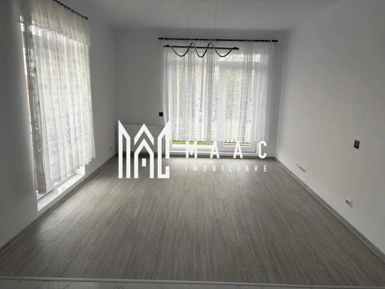 Apartament 2 Camere | 50 Mp | Zona Magnolia - MAAC Imobiliare propune spre închiriere un apartament modern, cu 2 camere, situat în ansamblul Magnolia Residence la parterul înalt al unui imobil cu 3 etaje. Blocul este nou, finalizat în urmă cu aproximativ 6 luni, foarte curat, întreținut și sigur. Detalii apartament Suprafață utilă: aprox. 50 mp Compartimentare: living open-space cu bucătărie, dormitor separat, baie, hol,balcon Parter înalt Loc de parcare subteran Dotări și amenajări Mobilier baie și dormitor complet nou, neutilizat Livingul și bucătăria sunt nemobilate – viitorul chiriaș are posibilitatea să-și aducă propriul mobilier și electrocasnice În acest caz, se poate conveni o reducere temporară a chiriei sau posibilitatea ca bunurile achiziționate să fie preluate de chiriaș la plecare Condiții de închiriere Contract minim: 12 luni Ideal pentru o persoană sau un cuplu care își dorește confort, liniște și stabilitate într-o zonă nouă și bine conectată a orașului. Nu se acceptă animale de companie Se percepe garantie in cuantumul unei chirii lunare Pentru mai multe detalii sau pentru programarea unei vizionări, vă rugăm să specificați ID: CP2808387 }}