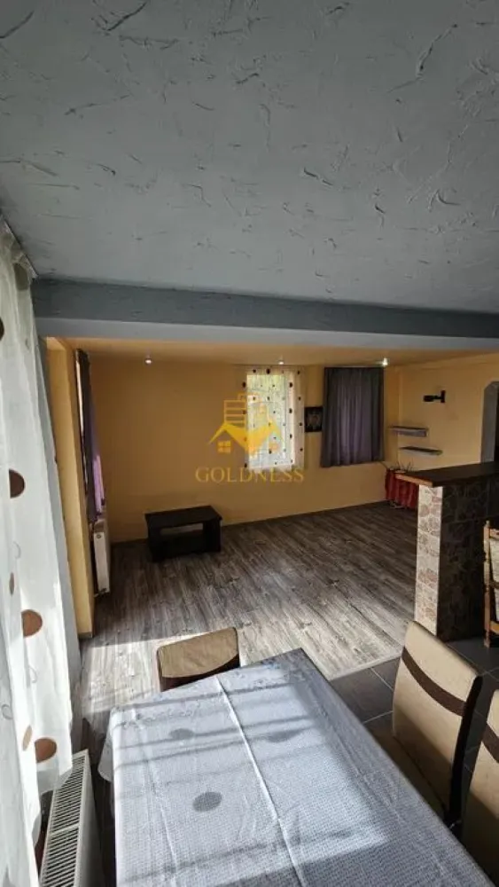 3 Camere Openspace, Casa, Iris, Parcare,Oasului, Zona Maramuresului - GOLDNESS Imobiliare vă propune spre închiriere un apartament cu 3 camere complet mobilat și utilat, la parterul unui imobil de 2 etaje, în Cartierul Iris. Dispune de 2 locuri de parcare. Intrarea in imobil se face separat. Se află în apropierea stațiilor de transport în comun, magazine, restaurante, spații verzi, farmacii, etc. Apartamentul este compartimentat astfel: - dormitor cu pat matrimonial, dressing, noptiere - dormitor cu canapea extensibila, dressing, noptiere, birou - living cu bucatarie open space complet utilată și mobilată, loc de servit masa - baie cu cabina de dus, calorifer port prosop și dulap pentru depozitare. - curte comuna, loc de grill, foisor. Imobilul este dotat cu toate cele necesare- centrală proprie, frigider, aragaz, hotă, mașină de spălat haine, etc. Dacă sunteți interesați de acest apartament și doriți să îl vizionați, dar și pentru alte oferte nu ezitați să ne contactați telefonic sau prin e-mail. Vă stăm la dispoziție! Pentru intermediere se percepe un comision de 50% din prețul chiriei! }}