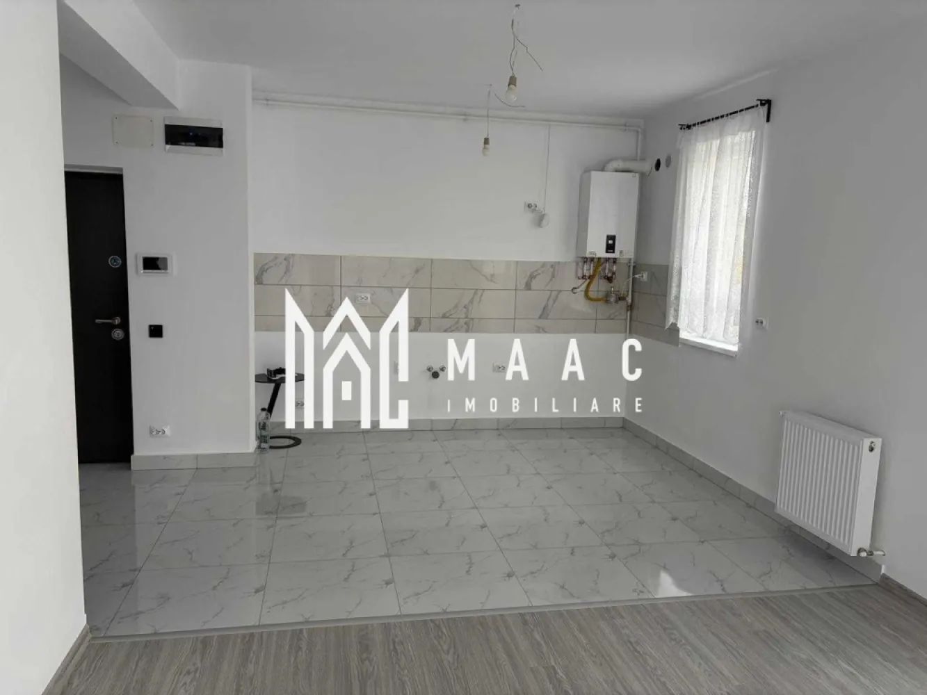 Apartament 2 Camere | 50 Mp | Zona Magnolia - MAAC Imobiliare propune spre închiriere un apartament modern, cu 2 camere, situat în ansamblul Magnolia Residence la parterul înalt al unui imobil cu 3 etaje. Blocul este nou, finalizat în urmă cu aproximativ 6 luni, foarte curat, întreținut și sigur. Detalii apartament Suprafață utilă: aprox. 50 mp Compartimentare: living open-space cu bucătărie, dormitor separat, baie, hol,balcon Parter înalt Loc de parcare subteran Dotări și amenajări Mobilier baie și dormitor complet nou, neutilizat Livingul și bucătăria sunt nemobilate – viitorul chiriaș are posibilitatea să-și aducă propriul mobilier și electrocasnice În acest caz, se poate conveni o reducere temporară a chiriei sau posibilitatea ca bunurile achiziționate să fie preluate de chiriaș la plecare Condiții de închiriere Contract minim: 12 luni Ideal pentru o persoană sau un cuplu care își dorește confort, liniște și stabilitate într-o zonă nouă și bine conectată a orașului. Nu se acceptă animale de companie Se percepe garantie in cuantumul unei chirii lunare Pentru mai multe detalii sau pentru programarea unei vizionări, vă rugăm să specificați ID: CP2808387 }}