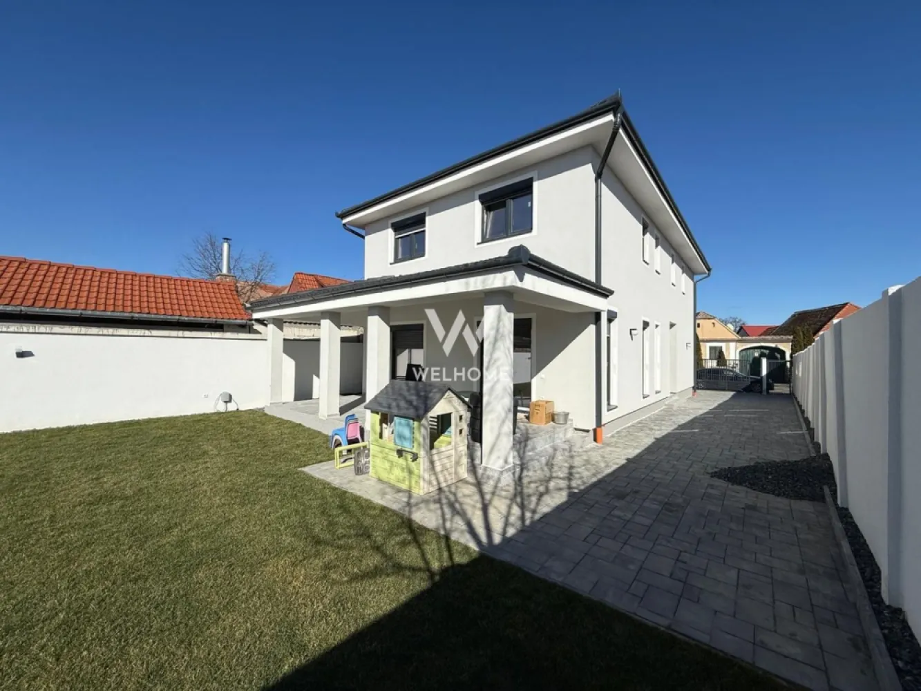 Casă individuală premium de vânzare în Șelimbăr – 650 mp teren - Vă prezentăm o proprietate individuală construită la standarde ridicate de calitate, situată într-o zonă aerisită și exclusivă din Șelimbăr, ideală pentru o familie care își dorește confort, intimitate și siguranță. Date generale: Suprafață utilă: 144 mp - Teren total: 650 mp - Regim de înălțime: Parter + Etaj + Pod. Construcție solidă și eficientă energetic! Imobilul este realizat din zidărie portantă cu cărămidă Porotherm Wienerberger, grosime: 30 cm exterior, 25 cm interior, izolație termică și fonică exterioară de 10 cm, finisată cu tencuială decorativă. Tâmplărie PVC Veka, 7 camere, tripan (3 foi de sticlă), Feronerie Roto, balamale ascunse, Rulouri exterioare electrice din PVC, Ușă acces PVC Veka, Acoperiș tip șarpantă cu țiglă din beton Bramac, sistem complet hidroizolație, jgheaburi, burlane, parazăpezi. Confort termic și instalații moderne! Încălzire în pardoseală cu termostate individuale în fiecare încăpere, centrală termică pe gaz în condensare, instalație pentru aer condiționat (aparat montat), instalație electrică cu tablou general și circuite separate, prize și întrerupătoare Schneider Sedna, instalații pentru curenți slabi (TV, telefon, internet). Finisaje premium! Pereți tencuiți, gletuiți și zugrăviți cu lavabilă, gresie și faianță de import în băi, obiecte sanitare suspendate, uși interioare MDF și lemn – Naturen, parchet SPC special pentru încălzire în pardoseală. Curte complet amenajată - Gazon la rolă, sistem de irigație cu aspersoare și temporizator, alei pietonale/ acces auto/ locuri parcare pavate, racorduri apă față/spate Proprietatea este împrejmuită cu gard din structură de beton și închideri din cărămidă. - Poartă auto electrică cu telecomandă - Poartă pietonală cu interfon Compartimentare inteligentă! Parter: Hol intrare cu spațiu pentru pantofar, baie, bucătărie separata, cameră tehnică, spațiu depozitare sub scară si un living generos cu iesire pe terasa. Etaj: Hol, dormitor matrimonial cu baie proprie și dressing, baie cu cadă, si inca două dormitoare suplimentare (unul cu dressing propriu) Preț: 380.000 € – la cheie Se acceptă plată prin credit ipotecar. Această proprietate este alegerea ideală pentru cei care caută o locuință construită responsabil, cu materiale premium și curte generoasă, într-o zonă liniștită, aproape de Sibiu. }}