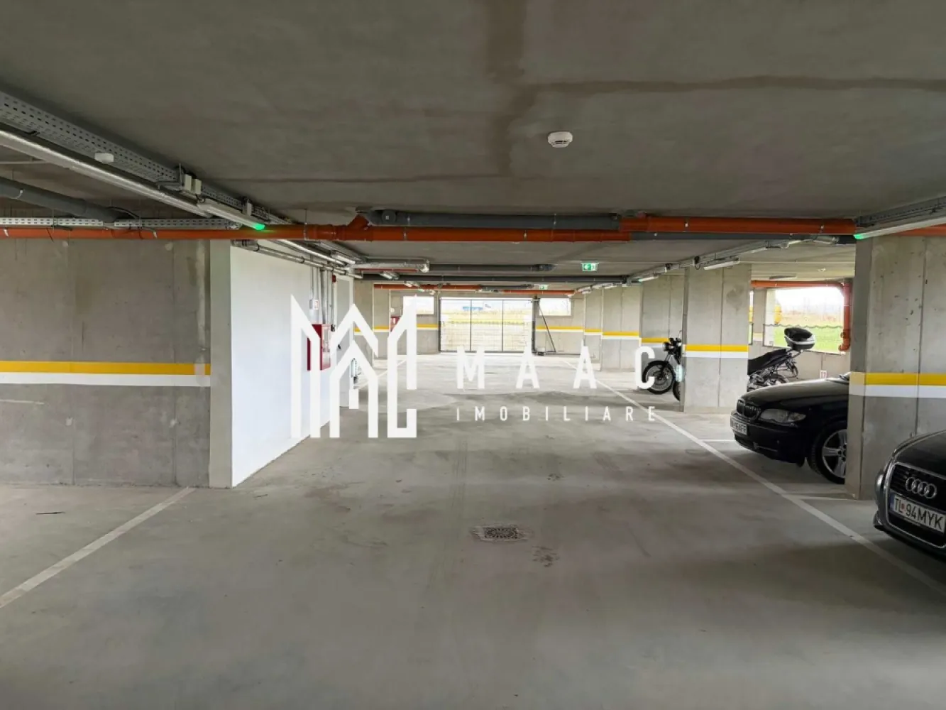 Apartament 2 Camere | 50 Mp | Zona Magnolia - MAAC Imobiliare propune spre închiriere un apartament modern, cu 2 camere, situat în ansamblul Magnolia Residence la parterul înalt al unui imobil cu 3 etaje. Blocul este nou, finalizat în urmă cu aproximativ 6 luni, foarte curat, întreținut și sigur. Detalii apartament Suprafață utilă: aprox. 50 mp Compartimentare: living open-space cu bucătărie, dormitor separat, baie, hol,balcon Parter înalt Loc de parcare subteran Dotări și amenajări Mobilier baie și dormitor complet nou, neutilizat Livingul și bucătăria sunt nemobilate – viitorul chiriaș are posibilitatea să-și aducă propriul mobilier și electrocasnice În acest caz, se poate conveni o reducere temporară a chiriei sau posibilitatea ca bunurile achiziționate să fie preluate de chiriaș la plecare Condiții de închiriere Contract minim: 12 luni Ideal pentru o persoană sau un cuplu care își dorește confort, liniște și stabilitate într-o zonă nouă și bine conectată a orașului. Nu se acceptă animale de companie Se percepe garantie in cuantumul unei chirii lunare Pentru mai multe detalii sau pentru programarea unei vizionări, vă rugăm să specificați ID: CP2808387 }}