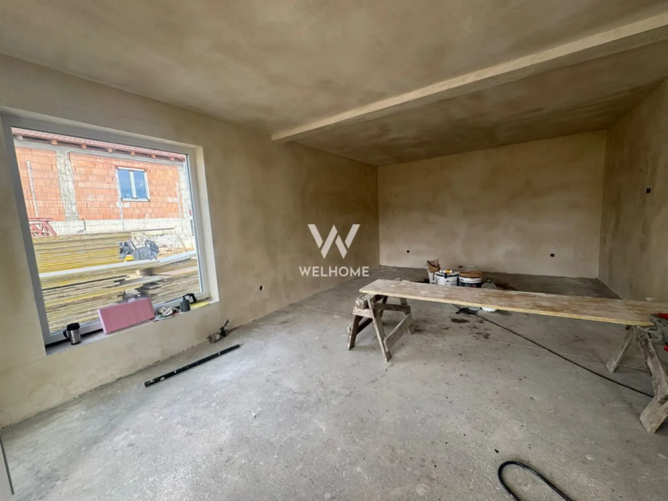 Casa individuala, teren 500mp, Cisnadie , SIbiu - COMSION 0% Casa individuala noua, pe un singur nivel, situată în Cisnădie, într-o zonă de case noi, ideală pentru familie și pentru cei care își doresc liniște și confort. Compartimentare: living cu bucătărie open-space, 3 dormitoare, dintre care unul matrimonial cu baie proprie, baie principală, cameră tehnică, hol, terasă cu acces din zona de zi. Suprafata utila: 135mp + pod pe toata suprafata casei Teren total: 500 mp Curte liberă: aprox. 350 mp – perfectă pentru zonă verde, loc de joacă sau relaxare Stadiu de predare: interior LA ALB: incazire in pardoseala, centrala, lavabila Exterior LA CHEIE: gard, poartă auto, acces pietonal si auto pavat, zona verde. Preț: 227.000 euro – TVA inclus Detalii si vizionari: 0752.088.381- Roxana }}