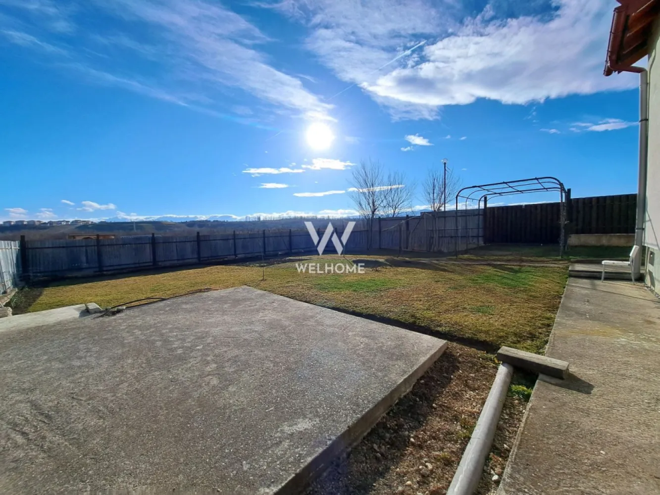 Casa spatioasa si utila, 5 camere, garaj, pivnita - Sibiu - Casa Sibiu, individuala cu pivnita si garaj, Turnisor - zona degajata Casa cu 5 camere si 2 bai - spatiu si confort Suprafata utila casa 260 mp, Teren 521 mp DEMISOL - pivnita sanatoasa cu aerisire naturala, camera tehnica si depozitare -acces din interiorul casei PARTER - hol larg cu garderoba, bucatarie mare, baie cu cada, living si 1 dormitor MANSARDA - hol, 3 dormitoare, baie cu dus POD acces scara batanta - poate fi utilizat spatiu hobby - are inaltime buna si ferestre Casa se bucura de mult soare pe tot parcursul zilei si are vedere montana Bine intretinuta, se incalzeste cu centrala pe lemne + calorifere, are panouri solare - apa calda, ferestre termopan (gaz la poarta) Garaj mare ce continua cu alte 2 incaperi si acces in spatele casei / curte compacta lateral casei Mobilata si utilata, casa se vinde cum se prezinta. Libera de sarcini. PRET: 299.000 EURO Ciprian: 0753.277.310 }}