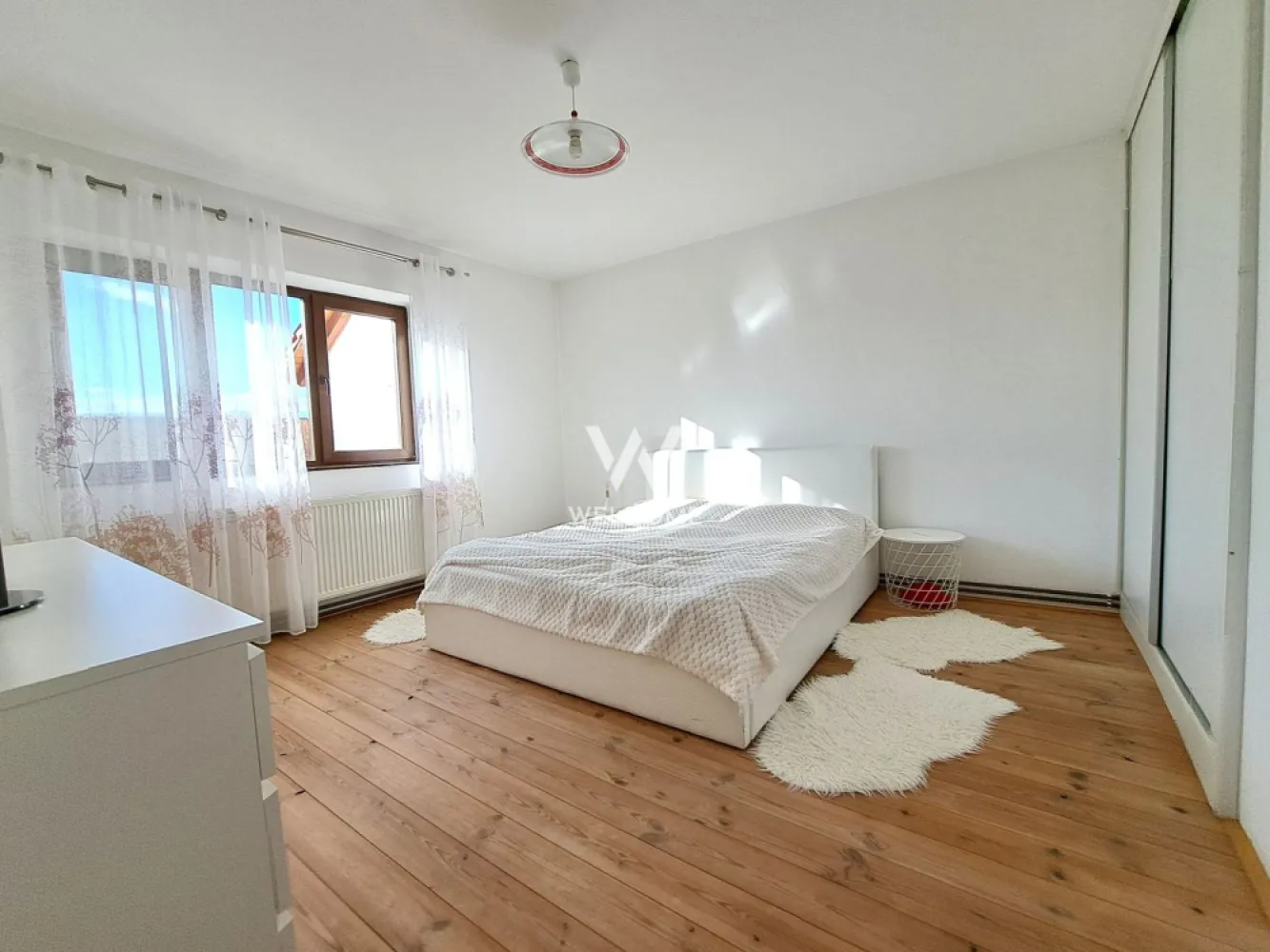 Casa spatioasa si utila, 5 camere, garaj, pivnita - Sibiu - Casa Sibiu, individuala cu pivnita si garaj, Turnisor - zona degajata Casa cu 5 camere si 2 bai - spatiu si confort Suprafata utila casa 260 mp, Teren 521 mp DEMISOL - pivnita sanatoasa cu aerisire naturala, camera tehnica si depozitare -acces din interiorul casei PARTER - hol larg cu garderoba, bucatarie mare, baie cu cada, living si 1 dormitor MANSARDA - hol, 3 dormitoare, baie cu dus POD acces scara batanta - poate fi utilizat spatiu hobby - are inaltime buna si ferestre Casa se bucura de mult soare pe tot parcursul zilei si are vedere montana Bine intretinuta, se incalzeste cu centrala pe lemne + calorifere, are panouri solare - apa calda, ferestre termopan (gaz la poarta) Garaj mare ce continua cu alte 2 incaperi si acces in spatele casei / curte compacta lateral casei Mobilata si utilata, casa se vinde cum se prezinta. Libera de sarcini. PRET: 299.000 EURO Ciprian: 0753.277.310 }}
