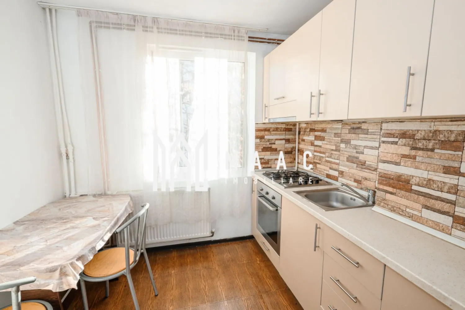 APARTAMENT 3 CAMERE | CENTRU | ETAJ 2 - Update Rezervat 🏠Maac Imobiliare propune spre vânzare un apartament de 3 camere, complet mobilat și utilat, de 62 mp, situat la etajul 2, zona Centrala pe Calea lui Traian in imediata apropiere a Podului Vinerii Mari. ✨ Detalii și beneficii: Apartament mobilat și utilat complet Bucătărie modernă cu mobilier și electrocasnice eficiente Living spațios, luminos, cu ferestre mari Balcon cu vedere spre oraș Instalație sanitară din cupru și instalație electrică nouă Gigacalorimetru montat anul trecut La doar 5 minute de mers pe jos de River Plaza Mall 📍 Locație excelentă – zonă liniștită, cu acces rapid la școli, magazine și transport. 💰 Preț: 81.500 € 🏢 Agenția: Maac Imobiliare CP2807937 }}