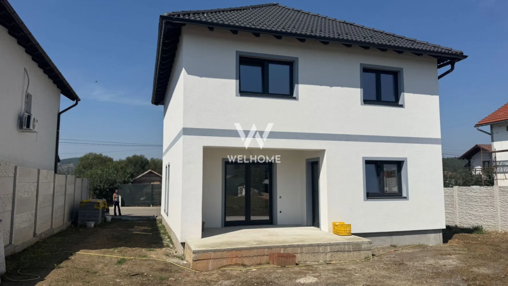 Casă individuală de vânzare în Cristian - Sibiu - Casă individuală de vânzare în Cristian – 138 mp utili, 3 dormitoare, curte generoasă. Descoperă confortul unei locuințe moderne, într-o zonă liniștită și în plină dezvoltare – Cristian, Sibiu. Această casă individuală este alegerea perfectă pentru o familie care caută un spațiu generos, lumină naturală și intimitate, la doar câteva minute de oraș. Detalii generale: Regim de înălțime: Parter + Etaj + Pod Suprafață utilă: 138 mp Teren total: 480 mp Curte liberă: ~400 mp Loc de parcare în curte Compartimentare funcțională: Parter: Living spațios cu ieșire directă pe terasă, ideal pentru momente de relaxare și socializare. Bucătărie separată, pentru gătit în liniște, fără a invada spațiul de zi, baie si spațiu de depozitare sub scari. Etaj: 3 dormitoare luminoase și bine proporționate, o baie mare cu fereastră si balcon cu vedere deschisă spre curte sau peisajul din jur. Stadiul livrării: Exterior "la cheie" – finisaje complete, fațadă finalizată, tâmplărie exterioară de calitate. Interior "la alb" – pereți tencuiți și zugrăviți, instalații trase, pregătită pentru personalizare interioară Termen de predare: Decembrie 2026 Preț de vânzare: 238.000 € Ideală pentru locuit sau investiție – fără comision pentru cumpărător. Programeaza o vizionare - Claudiu }}