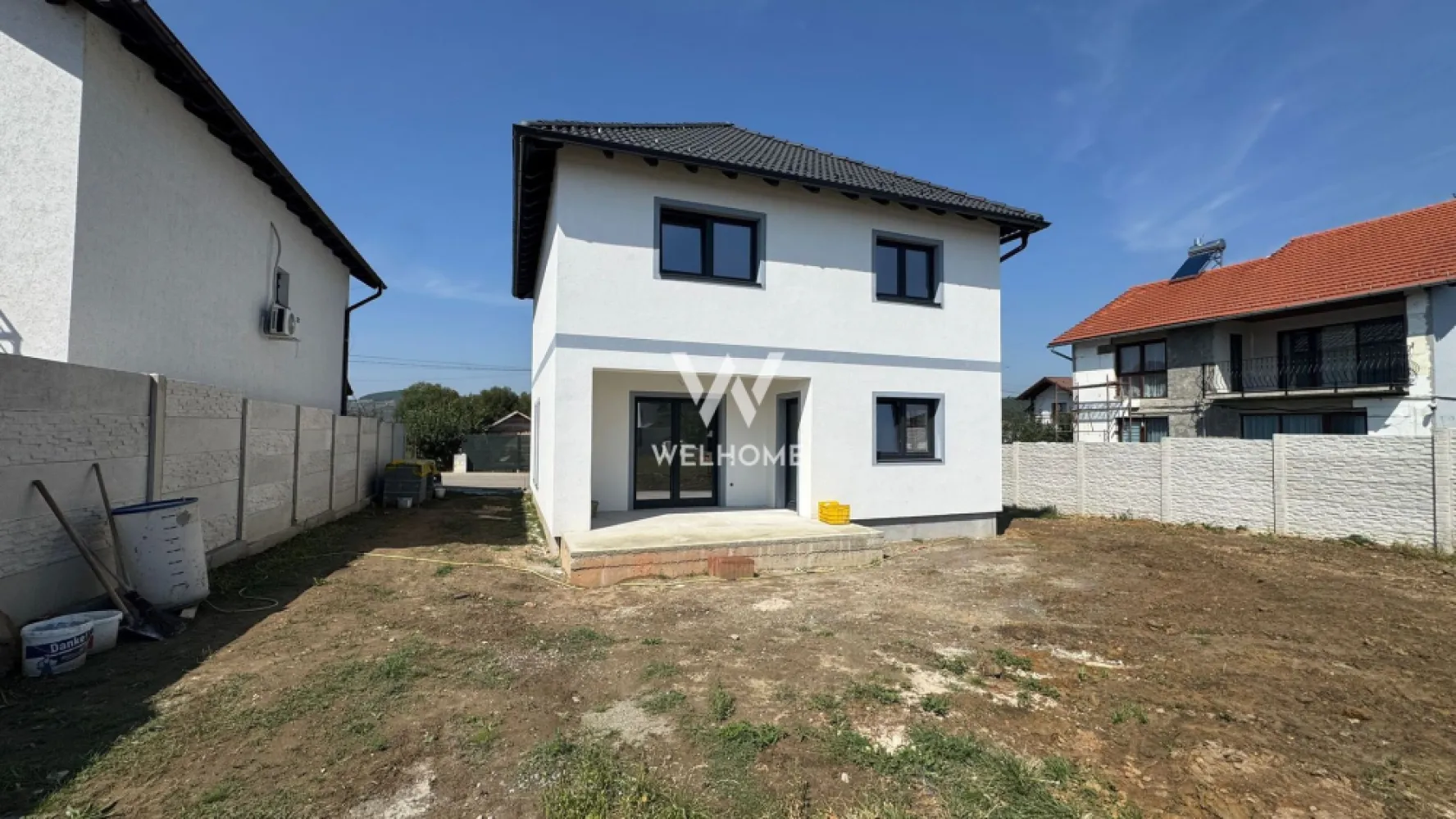 Casă individuală de vânzare în Cristian - Sibiu - Casă individuală de vânzare în Cristian – 138 mp utili, 3 dormitoare, curte generoasă. Descoperă confortul unei locuințe moderne, într-o zonă liniștită și în plină dezvoltare – Cristian, Sibiu. Această casă individuală este alegerea perfectă pentru o familie care caută un spațiu generos, lumină naturală și intimitate, la doar câteva minute de oraș. Detalii generale: Regim de înălțime: Parter + Etaj + Pod Suprafață utilă: 138 mp Teren total: 480 mp Curte liberă: ~400 mp Loc de parcare în curte Compartimentare funcțională: Parter: Living spațios cu ieșire directă pe terasă, ideal pentru momente de relaxare și socializare. Bucătărie separată, pentru gătit în liniște, fără a invada spațiul de zi, baie si spațiu de depozitare sub scari. Etaj: 3 dormitoare luminoase și bine proporționate, o baie mare cu fereastră si balcon cu vedere deschisă spre curte sau peisajul din jur. Stadiul livrării: Exterior "la cheie" – finisaje complete, fațadă finalizată, tâmplărie exterioară de calitate. Interior "la alb" – pereți tencuiți și zugrăviți, instalații trase, pregătită pentru personalizare interioară Termen de predare: Decembrie 2026 Preț de vânzare: 238.000 € Ideală pentru locuit sau investiție – fără comision pentru cumpărător. Programeaza o vizionare - Claudiu }}