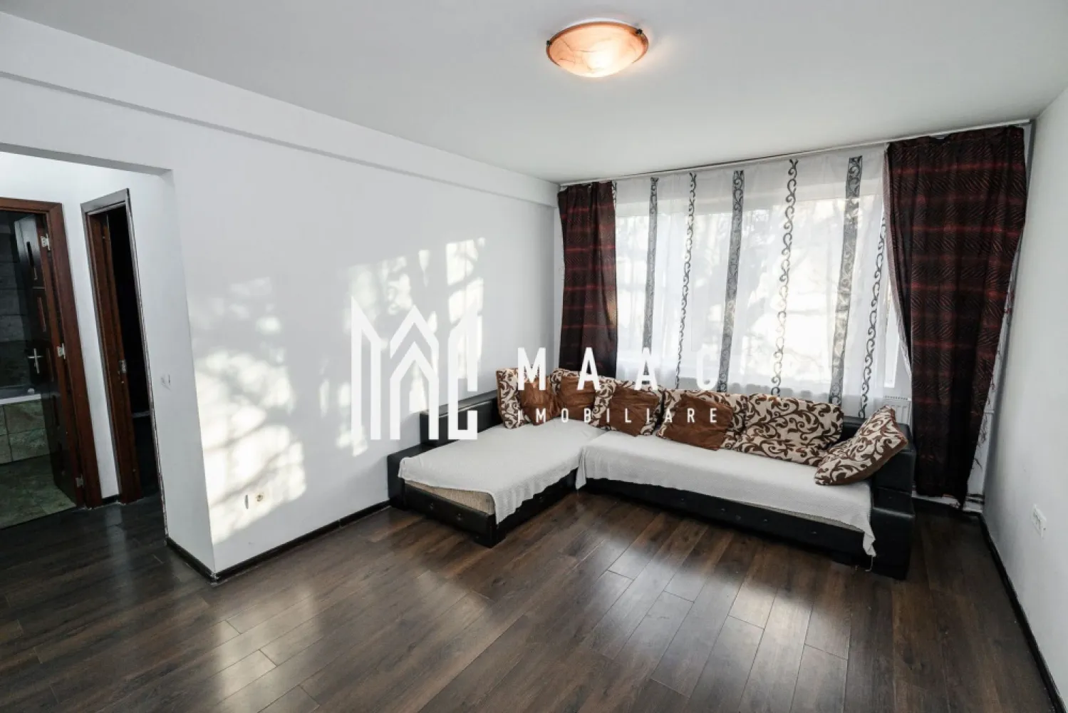 APARTAMENT 3 CAMERE | CENTRU | ETAJ 2 - Update Rezervat 🏠Maac Imobiliare propune spre vânzare un apartament de 3 camere, complet mobilat și utilat, de 62 mp, situat la etajul 2, zona Centrala pe Calea lui Traian in imediata apropiere a Podului Vinerii Mari. ✨ Detalii și beneficii: Apartament mobilat și utilat complet Bucătărie modernă cu mobilier și electrocasnice eficiente Living spațios, luminos, cu ferestre mari Balcon cu vedere spre oraș Instalație sanitară din cupru și instalație electrică nouă Gigacalorimetru montat anul trecut La doar 5 minute de mers pe jos de River Plaza Mall 📍 Locație excelentă – zonă liniștită, cu acces rapid la școli, magazine și transport. 💰 Preț: 81.500 € 🏢 Agenția: Maac Imobiliare CP2807937 }}