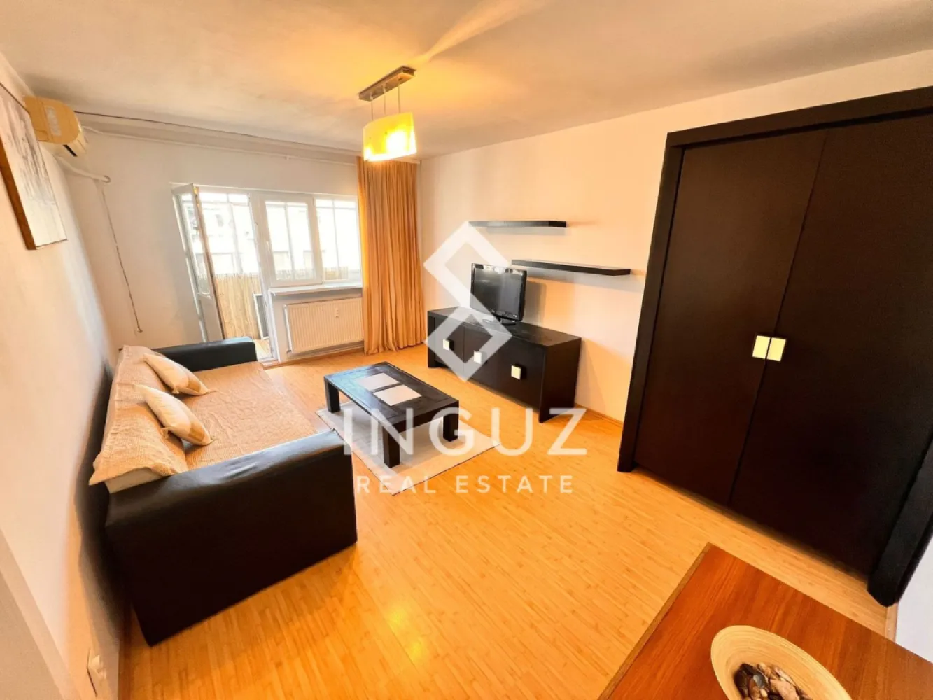 Apartament de închiriat | 3 camere | Lux & Modern | Sector 4 – Vișana - Apartament de închiriat | 3 camere | Lux & Modern | Sector 4 – Vișana 📍 Adresă: Vișana Nr. 1, Bloc 45, Scara B 💶 Preț: 800 € / lună Negotiable Locuință premium – Disponibilă imediat Apartament spațios, modern, complet mobilat și utilat, ideal pentru confort, stil și funcționalitate. Potrivit pentru familii, profesioniști sau shared living. Detalii proprietate Suprafață totală aprox. 80 mp (inclusiv balcoane și debara) 2 dormitoare Living spațios Bucătărie mare complet utilată 2 băi 2 balcoane cu vedere deschisă către parc 2 aparate de aer condiționat Etaj 10 (nu este ultimul etaj) Apartament foarte curat și bine întreținut Avantaje Luminos pe tot parcursul zilei Vedere frumoasă către parc Compartimentare ideală (2 băi + spații separate) Potrivit pentru 2–3 persoane Gata de mutare imediată Locație & acces Situat în Sector 4, zonă rezidențială bine dezvoltată: Acces facil la mijloace de transport în comun (autobuz, tramvai) Conexiune rapidă către metrou Aproape de magazine, supermarketuri, farmacii Zonă liniștită, cu spații verzi Școli, restaurante și servicii în apropiere Condiții Garanție: 1 luni Contract pe termen lung Contact Inguz Real Estate 📱 +40 774 017 567 (WhatsApp) 📱 +40 724 922 092 ✉️ info.inguzrealestate.com }}