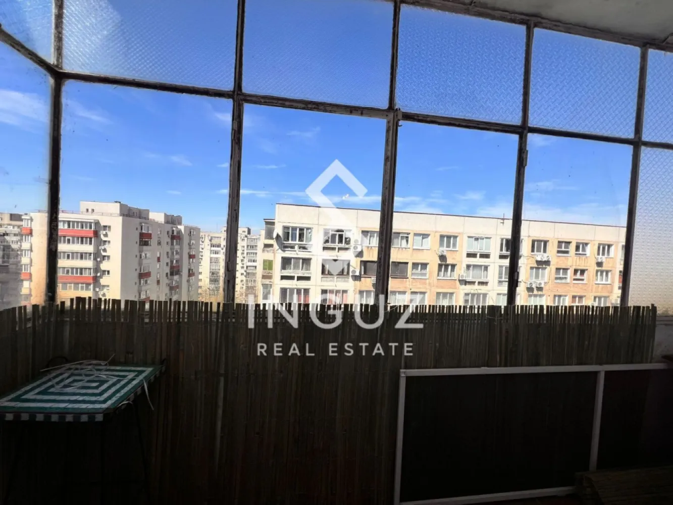 Apartament de închiriat | 3 camere | Lux & Modern | Sector 4 – Vișana - Apartament de închiriat | 3 camere | Lux & Modern | Sector 4 – Vișana 📍 Adresă: Vișana Nr. 1, Bloc 45, Scara B 💶 Preț: 800 € / lună Negotiable Locuință premium – Disponibilă imediat Apartament spațios, modern, complet mobilat și utilat, ideal pentru confort, stil și funcționalitate. Potrivit pentru familii, profesioniști sau shared living. Detalii proprietate Suprafață totală aprox. 80 mp (inclusiv balcoane și debara) 2 dormitoare Living spațios Bucătărie mare complet utilată 2 băi 2 balcoane cu vedere deschisă către parc 2 aparate de aer condiționat Etaj 10 (nu este ultimul etaj) Apartament foarte curat și bine întreținut Avantaje Luminos pe tot parcursul zilei Vedere frumoasă către parc Compartimentare ideală (2 băi + spații separate) Potrivit pentru 2–3 persoane Gata de mutare imediată Locație & acces Situat în Sector 4, zonă rezidențială bine dezvoltată: Acces facil la mijloace de transport în comun (autobuz, tramvai) Conexiune rapidă către metrou Aproape de magazine, supermarketuri, farmacii Zonă liniștită, cu spații verzi Școli, restaurante și servicii în apropiere Condiții Garanție: 1 luni Contract pe termen lung Contact Inguz Real Estate 📱 +40 774 017 567 (WhatsApp) 📱 +40 724 922 092 ✉️ info.inguzrealestate.com }}