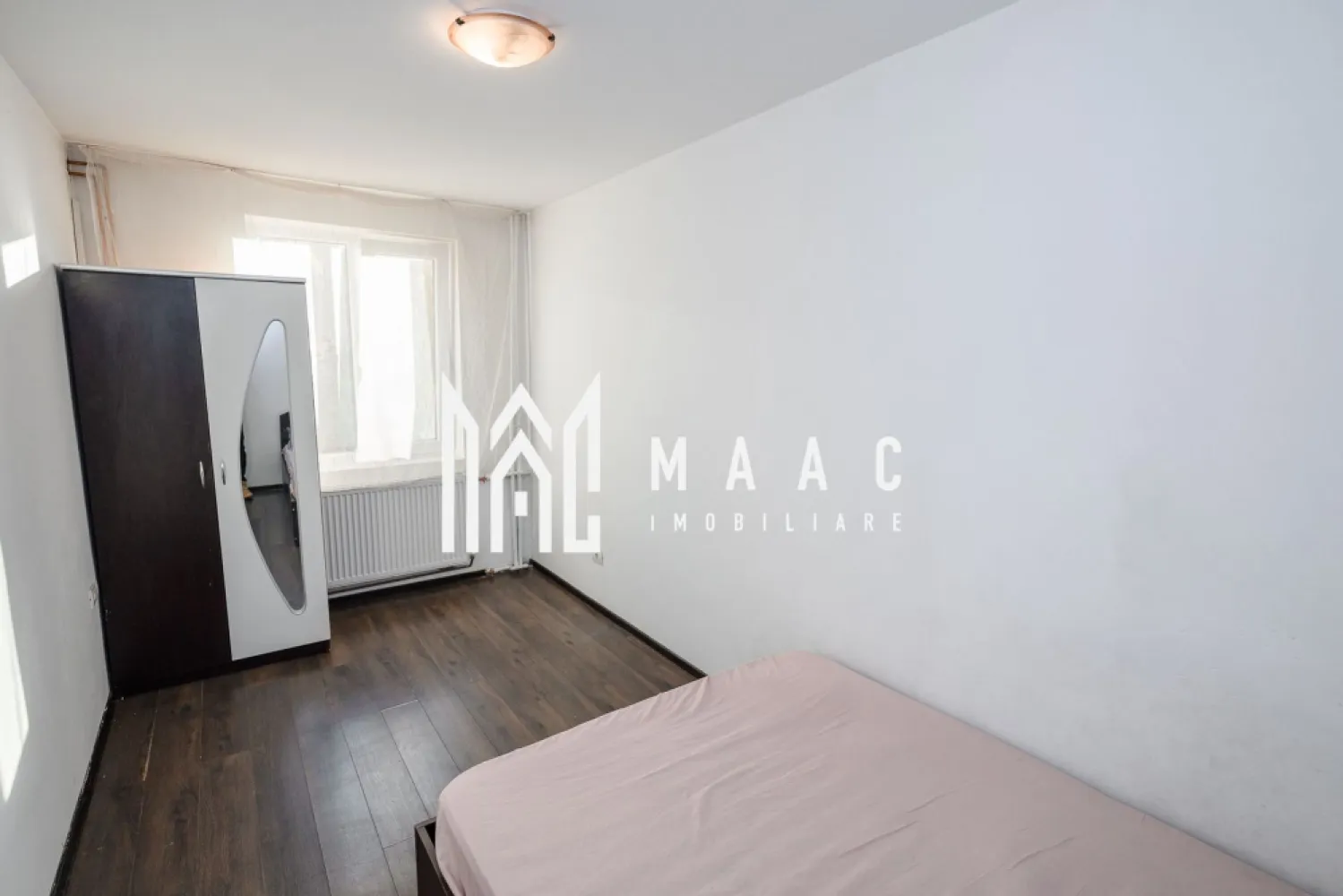 APARTAMENT 3 CAMERE | CENTRU | ETAJ 2 - Update Rezervat 🏠Maac Imobiliare propune spre vânzare un apartament de 3 camere, complet mobilat și utilat, de 62 mp, situat la etajul 2, zona Centrala pe Calea lui Traian in imediata apropiere a Podului Vinerii Mari. ✨ Detalii și beneficii: Apartament mobilat și utilat complet Bucătărie modernă cu mobilier și electrocasnice eficiente Living spațios, luminos, cu ferestre mari Balcon cu vedere spre oraș Instalație sanitară din cupru și instalație electrică nouă Gigacalorimetru montat anul trecut La doar 5 minute de mers pe jos de River Plaza Mall 📍 Locație excelentă – zonă liniștită, cu acces rapid la școli, magazine și transport. 💰 Preț: 81.500 € 🏢 Agenția: Maac Imobiliare CP2807937 }}