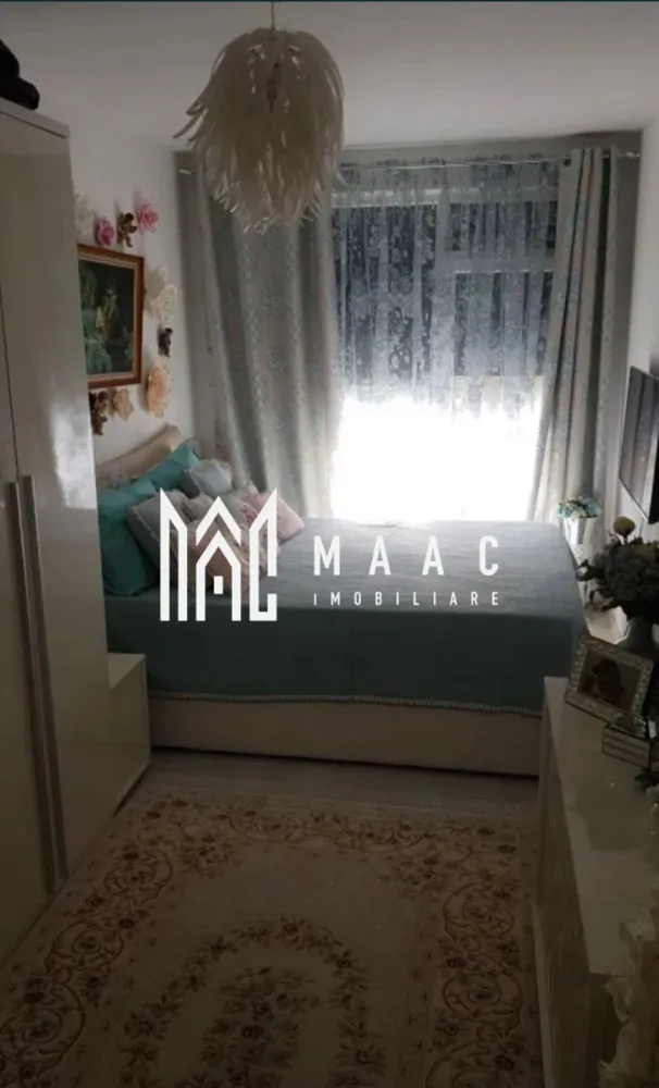 Apartament 2 camere | 55MPU | Gradina | Arhitectilor - MAAC Imobiliare vă propune spre vânzare un apartament cu 2 camere modern, situat în Cartierul Arhitecților, o zonă rezidențială în plină dezvoltare, ideală pentru locuire sau investiție imobiliară. Proprietatea beneficiază de o poziționare avantajoasă, cu acces facil către Sibiu și proximitate față de magazine, zone verzi și multiple puncte de interes urban. Apartamentul are o suprafață utilă de 55,5 mp și este compartimentat eficient, oferind un spațiu generos, luminos și bine organizat, adaptat unui stil de viață modern: -living open-space cu bucătărie -dormitor -baie -balcon -grădină proprie Locuința se vinde complet mobilată, fiind pregătită pentru mutare imediată sau pentru exploatare în scop investițional. Confortul termic este asigurat prin încălzire în pardoseală, oferind eficiență și distribuție uniformă a căldurii în întreaga locuință. Printre avantajele suplimentare se regăsesc: -loc de parcare inclus -spațiu exterior tip grădină, ideal pentru relaxare -compartimentare modernă cu zonă de zi open-space -zonă liniștită, potrivită pentru locuit Apartamentul reprezintă o alegere excelentă atât pentru locuință personală, cât și pentru investiție, datorită poziționării și caracteristicilor sale. Prețul este negociabil. Pentru mai multe detalii și programarea unei vizionări, vă rugăm să ne contactați telefonic și să menționați CP3019370. }}