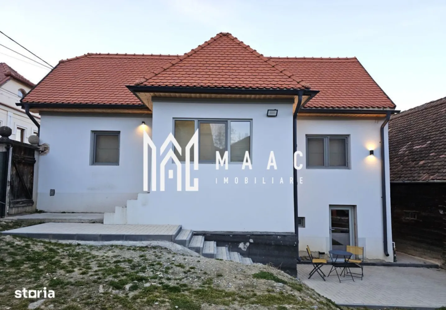 Casă 5 camere | 150 MPU | Teren 360 MPU | Fântânele, Săliște - MAAC Imobiliare vă propune spre vânzare o casă tradițională complet renovată, situată în satul Fântânele, în inima Mărginimii Sibiului, la aproximativ 20 km de Sibiu, o proprietate ce îmbină autenticitatea arhitecturii locale cu standardele moderne de confort, ideală pentru locuință permanentă, casă de vacanță sau investiție turistică. Amplasarea centrală, în apropierea bisericii, pe un teren de colț cu deschidere generoasă și vecinătăți aerisite, oferă un cadru liniștit și o conexiune autentică cu specificul zonei, completată de prezența unei troițe tradiționale care conferă un farmec aparte proprietății. Imobilul este construit din cărămidă, cu fundație din piatră, și a fost renovat integral în perioada 2022–2024, pe baza unui proiect realizat de arhitect, care a păstrat elementele tradiționale și le-a integrat armonios cu soluții moderne pentru un stil de viață contemporan. Suprafața utilă este de aproximativ 150 mp, iar terenul are 360 mp, oferind un echilibru optim între spațiul interior și cel exterior. Compartimentarea este practică și versatilă, desfășurată pe mai multe niveluri: -hol de intrare -living cu zonă de minibar (chicinetă) -dormitor -baie -spațiu open-space la mansardă, cu posibilitate de compartimentare ulterioară -bucătărie la demisol -cameră tehnică cu zonă de spălătorie Proprietatea dispune și de anexe și spații suplimentare care extind funcționalitatea: -al doilea corp de clădire pregătit pentru amenajarea unei bucătării cu dining -șură tradițională păstrată în stare originală, amenajată cu zonă de grătar Renovarea a fost realizată cu atenție la detalii și la durabilitate, incluzând: -structură consolidată și adusă la standarde actuale -plăci de beton turnate la parter -drenaj și hidroizolație completă, inclusiv dren perimetral -tâmplărie PVC cu geam tripan -acoperiș refăcut integral -mansardă izolată cu vată bazaltică -învelitoare din țiglă solzi, în acord cu arhitectura tradițională -posibilitate de parcare în curte -curte parțial amenajată Proprietatea se evidențiază prin caracterul autentic, poziționarea excelentă în sat și priveliștea liberă, oferind o relație armonioasă cu natura și un cadru ideal pentru relaxare. Versatilitatea spațiilor permite adaptarea ușoară atât pentru uz rezidențial, cât și pentru activități turistice. Prețul este la cerere și negociabil. Pentru mai multe detalii și programarea unei vizionări, vă rugăm să ne contactați telefonic și să menționați CP3016492. }}