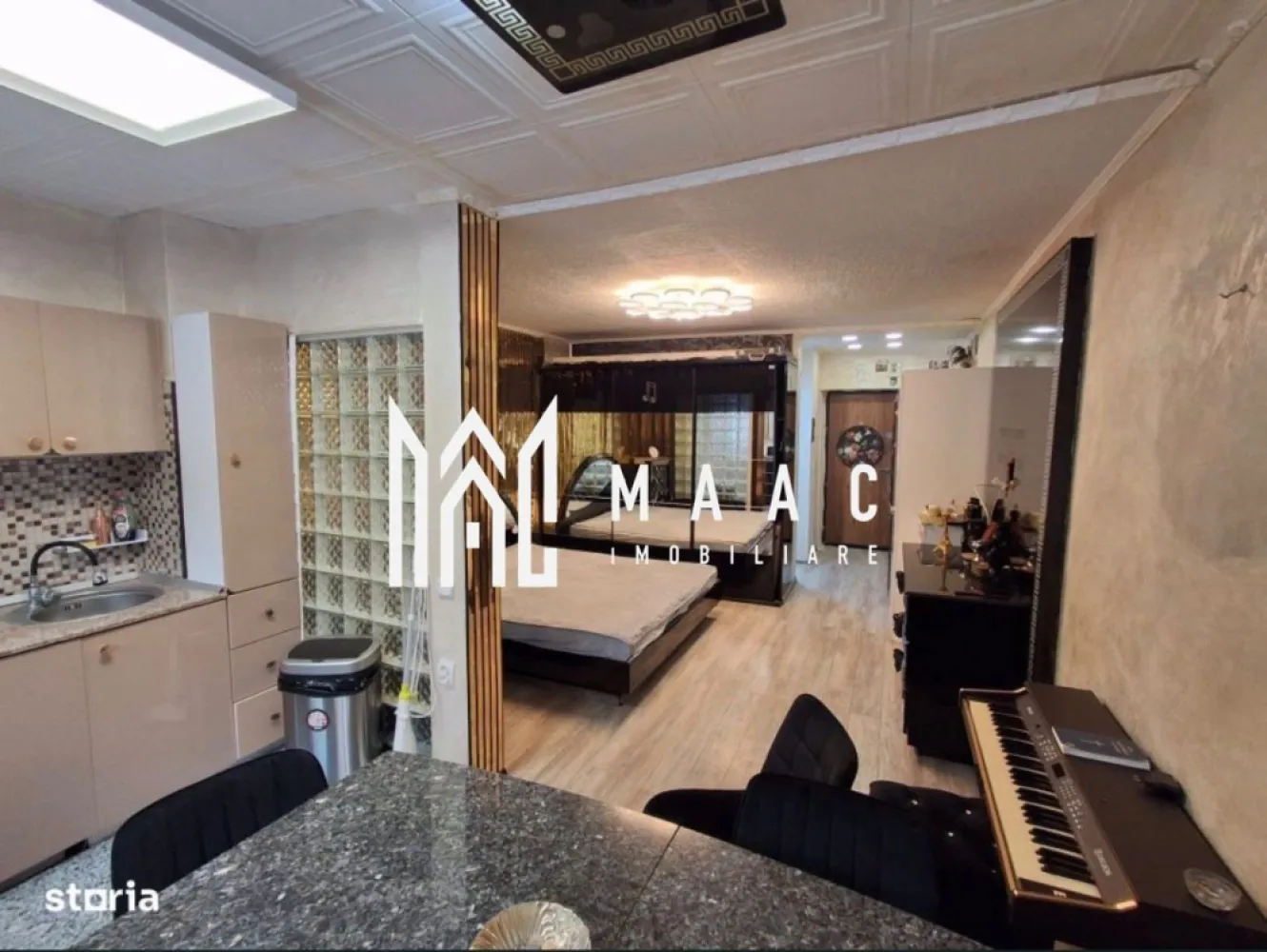 Garsonieră | 32 MPU | Avrig - MAAC Imobiliare vă propune spre vânzare un apartament confort 1, semidecomandat, situat la parterul unui imobil cu 10 etaje, într-un bloc reabilitat termic, construit în anul 1979, ideal atât pentru locuire, cât și pentru investiție datorită poziționării și versatilității spațiului. Proprietatea oferă acces facil și rapid, fiind o alegere practică pentru toate categoriile de cumpărători, inclusiv pentru activități comerciale precum birou sau cabinet. Apartamentul beneficiază de o compartimentare semidecomandată, ce asigură un echilibru între funcționalitate și intimitate, oferind un spațiu bine organizat și ușor de adaptat în funcție de nevoile viitorilor proprietari. Caracteristici principale: -apartament confort 1 -compartimentare semidecomandată -situat la parter din 10 etaje -bloc reabilitat termic -an de construcție: 1979 Proprietatea se remarcă prin multiple avantaje: -acces rapid și facil, fără dependență de lift -potrivit pentru locuință sau activități comerciale -imobil izolat termic, cu eficiență energetică îmbunătățită -zonă cu acces la facilități urbane și puncte de interes Datorită poziționării la parter și a structurii funcționale, apartamentul reprezintă o oportunitate excelentă atât pentru locuire personală, cât și pentru investiție cu randament bun. Prețul este negociabil. Pentru mai multe detalii și programarea unei vizionări, vă rugăm să ne contactați telefonic și să menționați CP3016285. }}