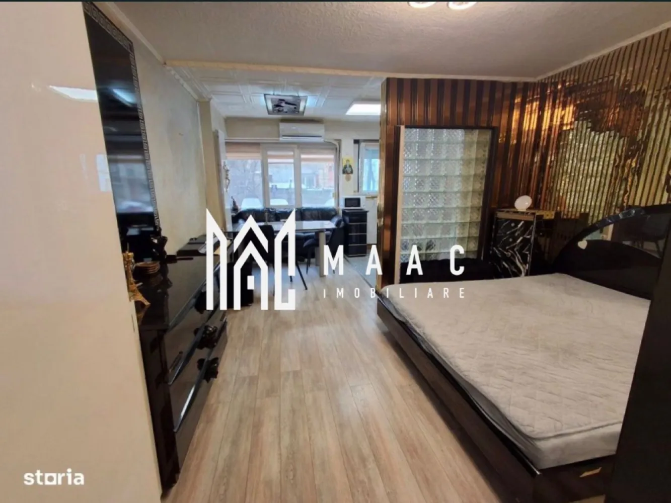 Garsonieră | 32 MPU | Avrig - MAAC Imobiliare vă propune spre vânzare un apartament confort 1, semidecomandat, situat la parterul unui imobil cu 10 etaje, într-un bloc reabilitat termic, construit în anul 1979, ideal atât pentru locuire, cât și pentru investiție datorită poziționării și versatilității spațiului. Proprietatea oferă acces facil și rapid, fiind o alegere practică pentru toate categoriile de cumpărători, inclusiv pentru activități comerciale precum birou sau cabinet. Apartamentul beneficiază de o compartimentare semidecomandată, ce asigură un echilibru între funcționalitate și intimitate, oferind un spațiu bine organizat și ușor de adaptat în funcție de nevoile viitorilor proprietari. Caracteristici principale: -apartament confort 1 -compartimentare semidecomandată -situat la parter din 10 etaje -bloc reabilitat termic -an de construcție: 1979 Proprietatea se remarcă prin multiple avantaje: -acces rapid și facil, fără dependență de lift -potrivit pentru locuință sau activități comerciale -imobil izolat termic, cu eficiență energetică îmbunătățită -zonă cu acces la facilități urbane și puncte de interes Datorită poziționării la parter și a structurii funcționale, apartamentul reprezintă o oportunitate excelentă atât pentru locuire personală, cât și pentru investiție cu randament bun. Prețul este negociabil. Pentru mai multe detalii și programarea unei vizionări, vă rugăm să ne contactați telefonic și să menționați CP3016285. }}