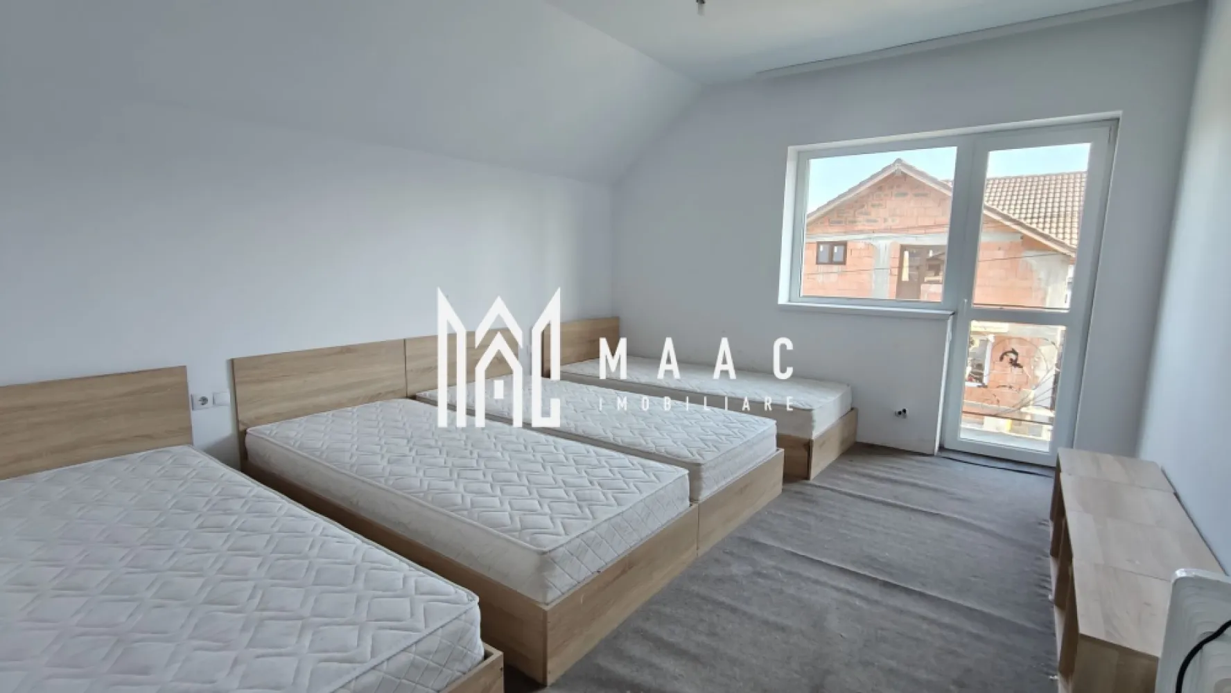 Casă individuală I 120mpu I 5 camere I Curte 300mp I Cristian - MAAC Imobiliare oferă spre vânzare o construcție nouă amplasată în localitatea Cristian, într-un cartier rezidențial bine dezvoltat. Proprietatea se remarcă prin spațiul generos, compartimentarea practică și accesul facil către principalele puncte de interes din zonă. Proprietate compusă din: Teren: 300 mp, formă regulată, front stradal 14 m Construcție: regim de înălțime P+M Garduri zidite, acces auto Construcție cu: Amprentă la sol: 90 mp Suprafață utilă: 120 mp Compusă din: Parter: living cu ieșire pe terasă, bucătărie, birou, baie, spațiu de depozitare, hol și casa scării Etaj: trei dormitoare, două balcoane, baie principală și hol de acces Detalii tehnice: construcție din cărămidă pe fundație de beton planșeu și scară din beton armat acoperiș din cherestea acoperit cu țiglă Bramac izolație exterioară de 10 cm și pod izolat cu vată minerală tâmplărie PVC cu geam termopan, uși interioare celulare instalațiile sanitare, electrice și de canalizare sunt inițiate proiectul de gaz aprobat și instalat, cu poziții pentru plită și centrală termică utilități: apă, canal, gaz, curent trifazic Locație și facilități Casa este amplasată într-un cartier nou de locuințe individuale, cu drumuri asfaltate și trotuare. stație de autobuz la 50 m (transport metropolitan, curse din oră în oră) magazin la 200 m Statutul juridic al proprietății este conform, parcela de teren necesită a fi achiziționată separat, proprietatea poate fi achiziționată din fonduri proprii sau prin credit bancar. Pentru detalii suplimentare și programarea unei vizionări, contactați MAAC Imobiliare și menționați ID CP3019808. }}