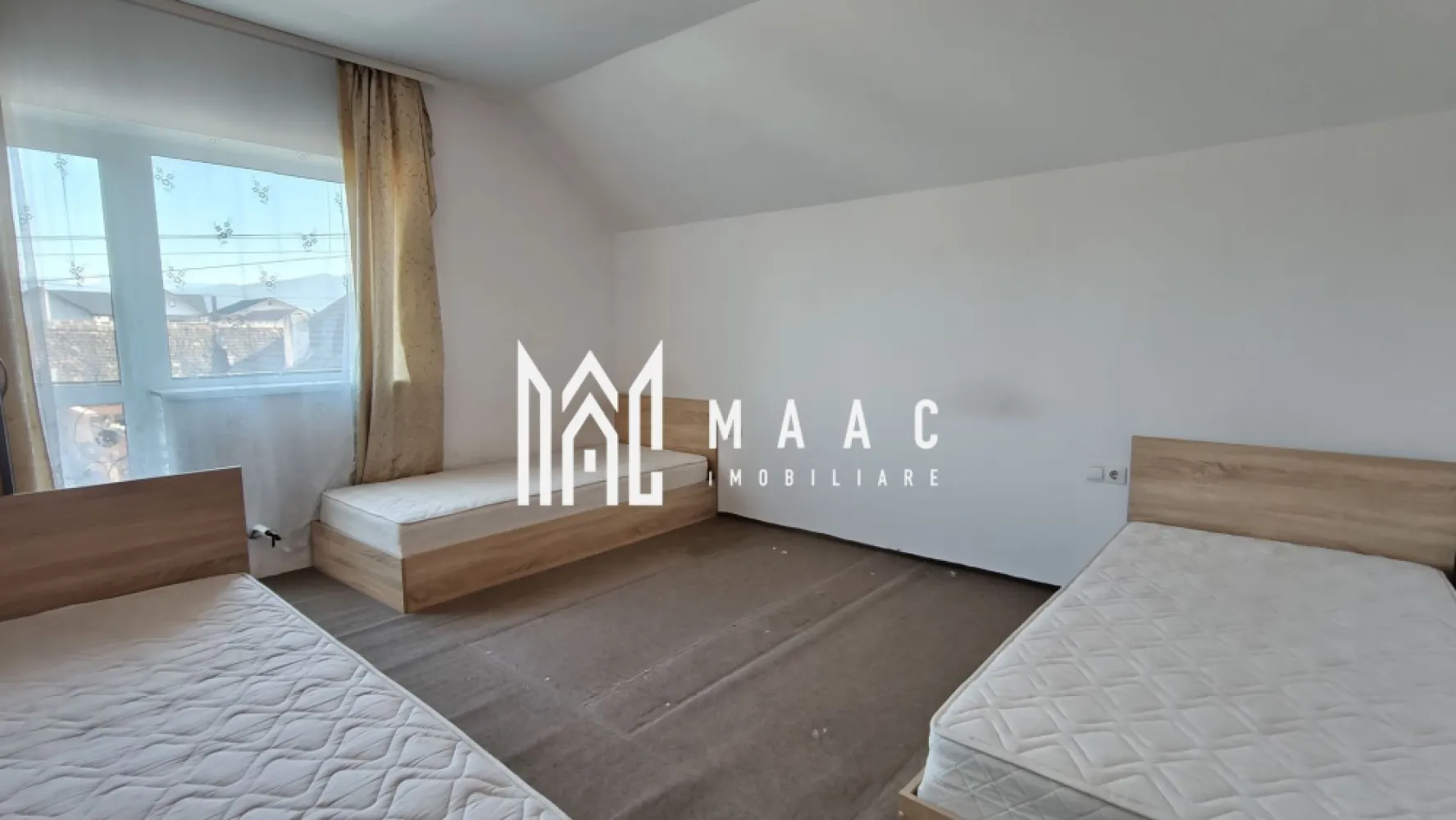 Casă individuală I 120mpu I 5 camere I Curte 300mp I Cristian - MAAC Imobiliare oferă spre vânzare o construcție nouă amplasată în localitatea Cristian, într-un cartier rezidențial bine dezvoltat. Proprietatea se remarcă prin spațiul generos, compartimentarea practică și accesul facil către principalele puncte de interes din zonă. Proprietate compusă din: Teren: 300 mp, formă regulată, front stradal 14 m Construcție: regim de înălțime P+M Garduri zidite, acces auto Construcție cu: Amprentă la sol: 90 mp Suprafață utilă: 120 mp Compusă din: Parter: living cu ieșire pe terasă, bucătărie, birou, baie, spațiu de depozitare, hol și casa scării Etaj: trei dormitoare, două balcoane, baie principală și hol de acces Detalii tehnice: construcție din cărămidă pe fundație de beton planșeu și scară din beton armat acoperiș din cherestea acoperit cu țiglă Bramac izolație exterioară de 10 cm și pod izolat cu vată minerală tâmplărie PVC cu geam termopan, uși interioare celulare instalațiile sanitare, electrice și de canalizare sunt inițiate proiectul de gaz aprobat și instalat, cu poziții pentru plită și centrală termică utilități: apă, canal, gaz, curent trifazic Locație și facilități Casa este amplasată într-un cartier nou de locuințe individuale, cu drumuri asfaltate și trotuare. stație de autobuz la 50 m (transport metropolitan, curse din oră în oră) magazin la 200 m Statutul juridic al proprietății este conform, parcela de teren necesită a fi achiziționată separat, proprietatea poate fi achiziționată din fonduri proprii sau prin credit bancar. Pentru detalii suplimentare și programarea unei vizionări, contactați MAAC Imobiliare și menționați ID CP3019808. }}